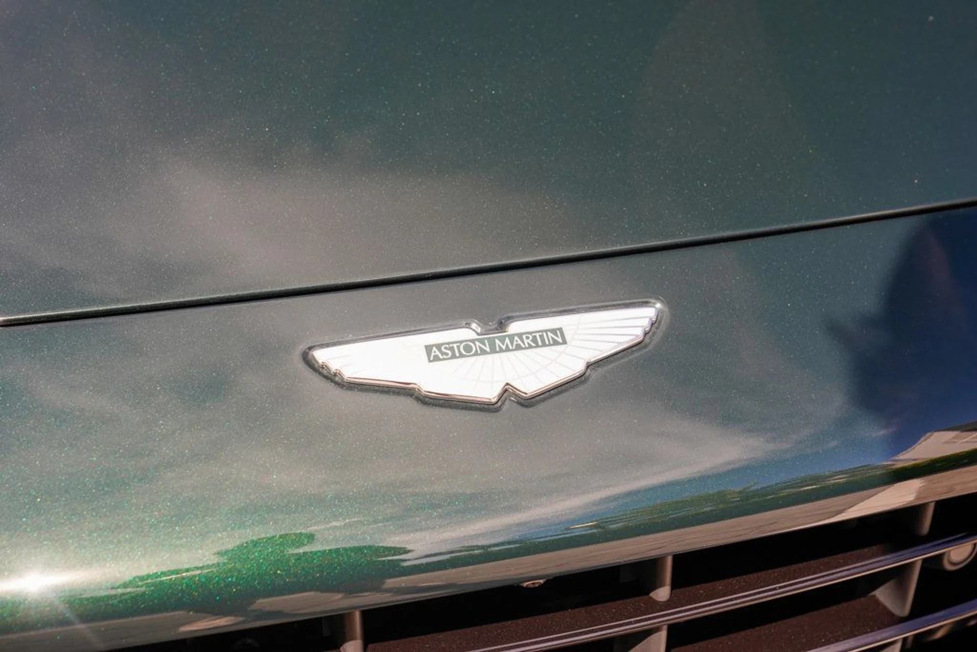 mph058_41052069_used_2023_aston_martin_vantage_v12coupe_14354_22896697_59_1024_dc95202f32