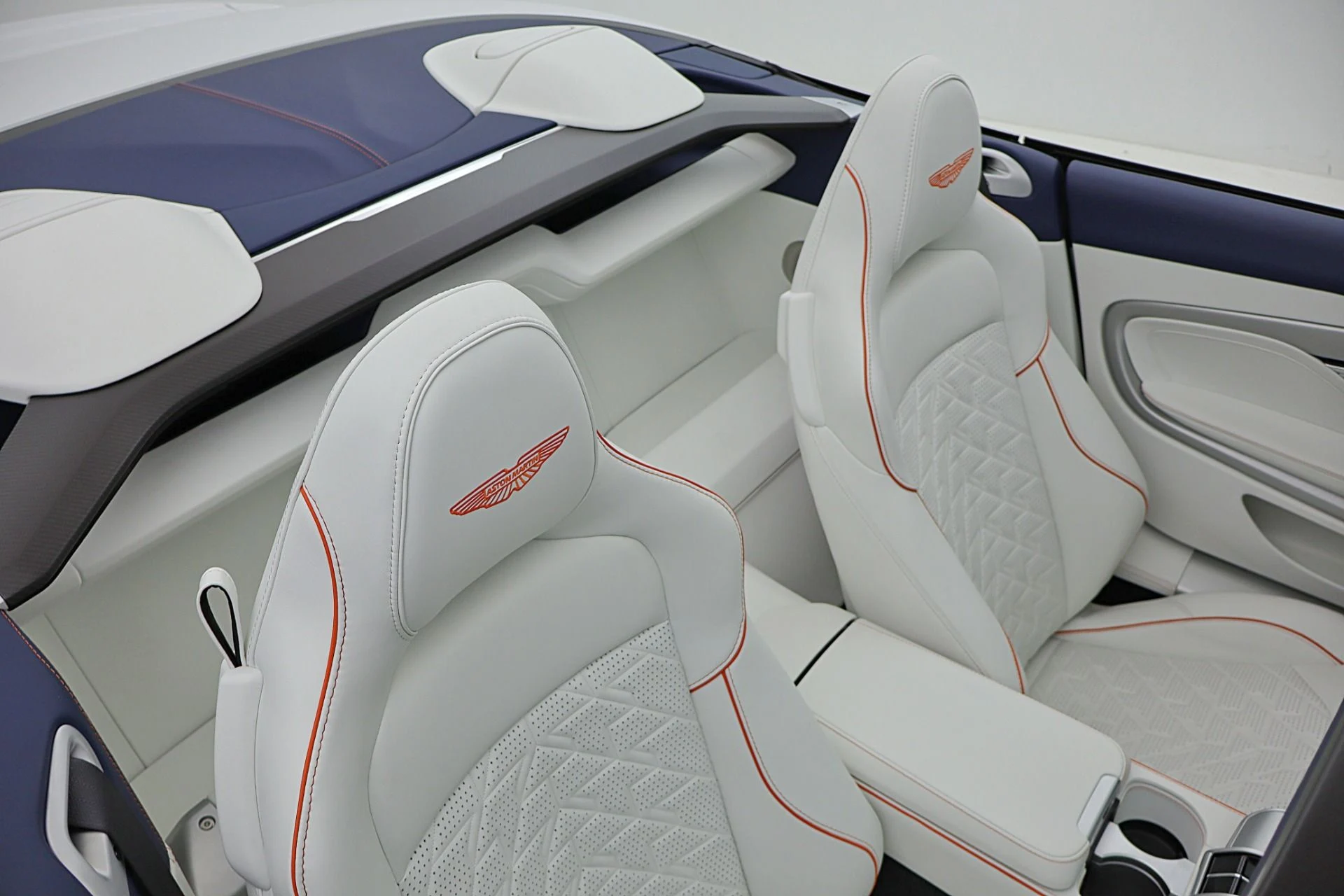 mph058_629068899_New_2026_Aston_Martin_Vanquish_Volante_f106485523