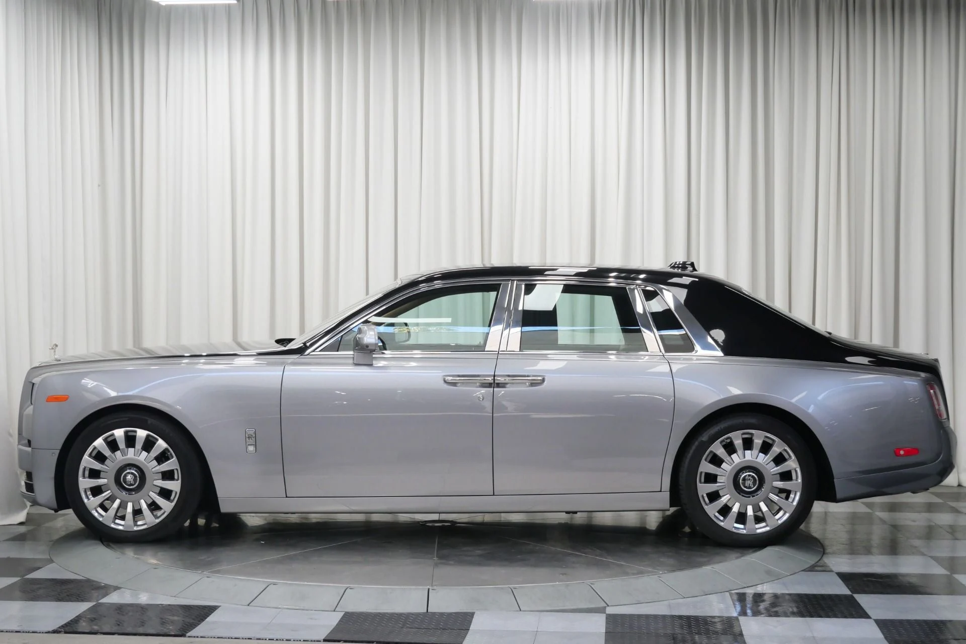 mph058_825094806_Used_2020_Rolls_Royce_Phantom_1760120905_c9da94cda6