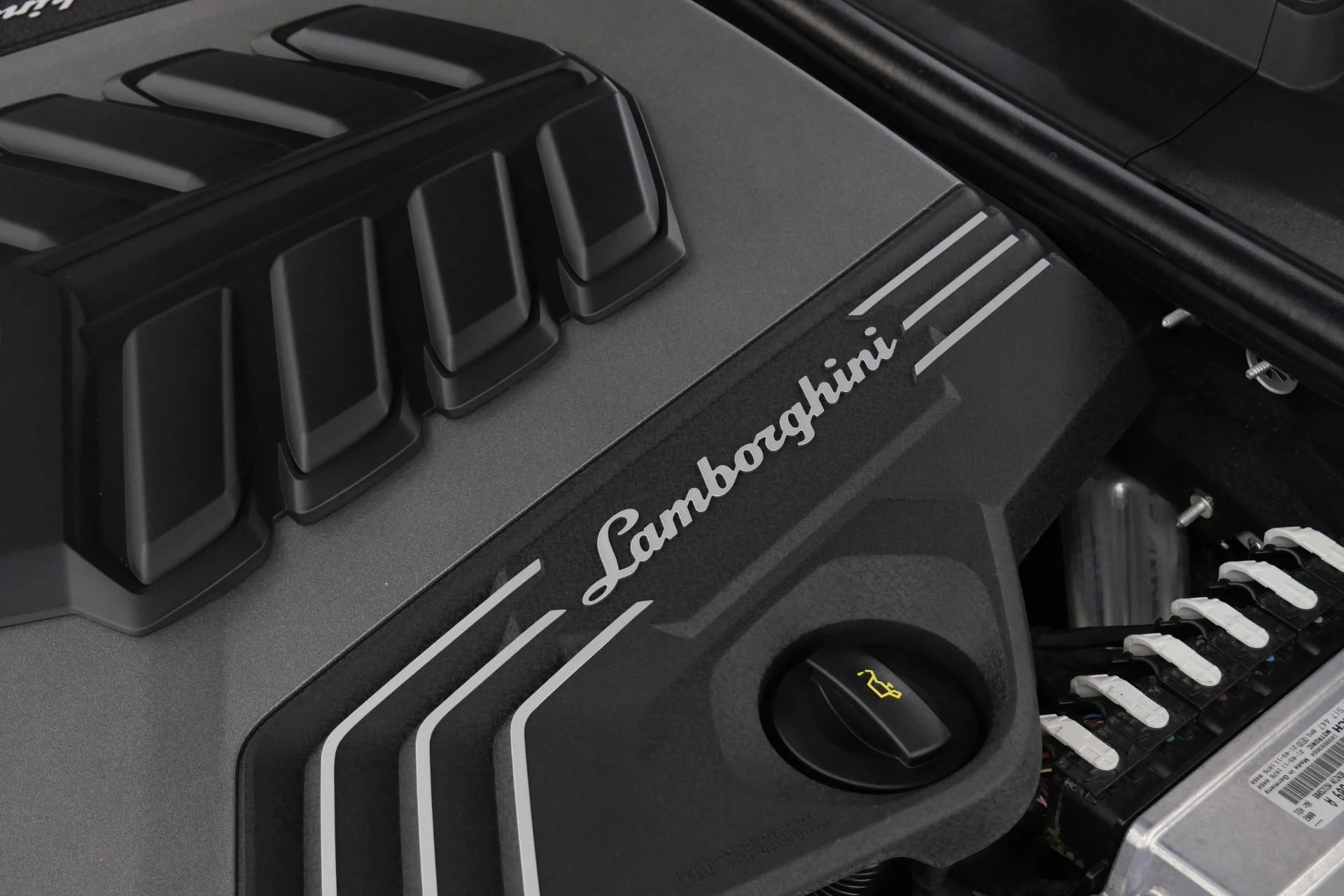 mph058_864508583_Used_2021_Lamborghini_Urus_Carbon_Fiber_Packs_Inside_and_Out_23_Inch_Wheels_1775930480_4be7d6b6b6