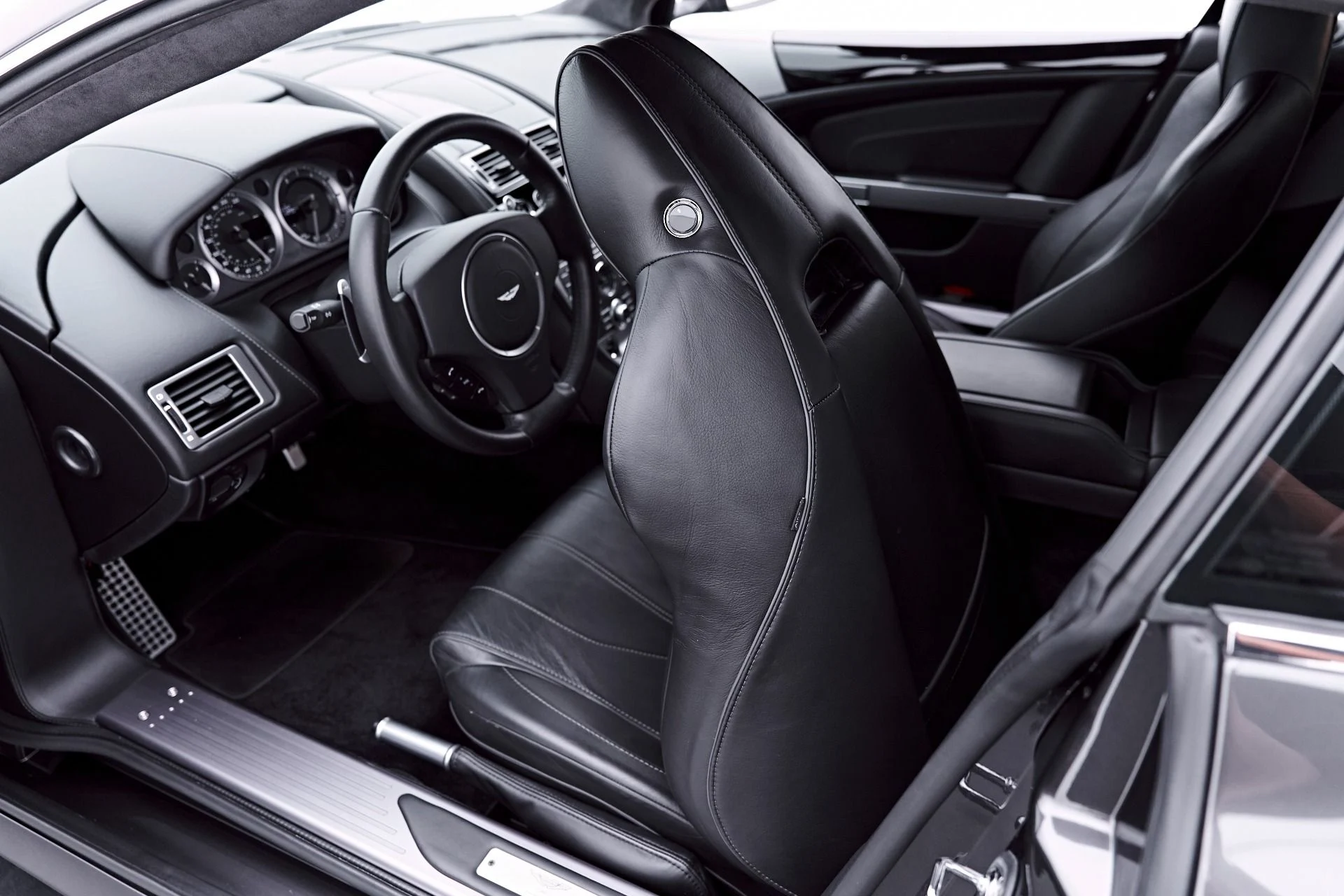 mph058_87125436_Used_2014_Aston_Martin_DB_9_Base_1780969098_b676a1bc5c