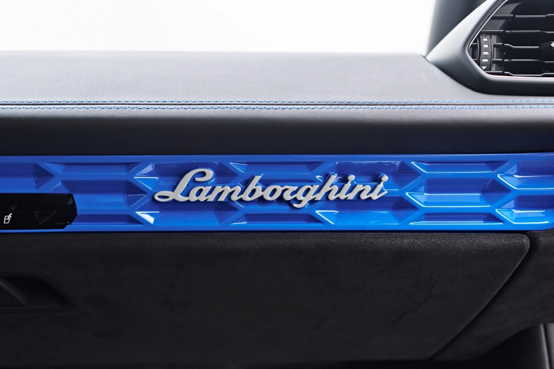mph058_962168082_Used_2021_Lamborghini_Huracan_EVO_Base_1758314701_aca27b3bba