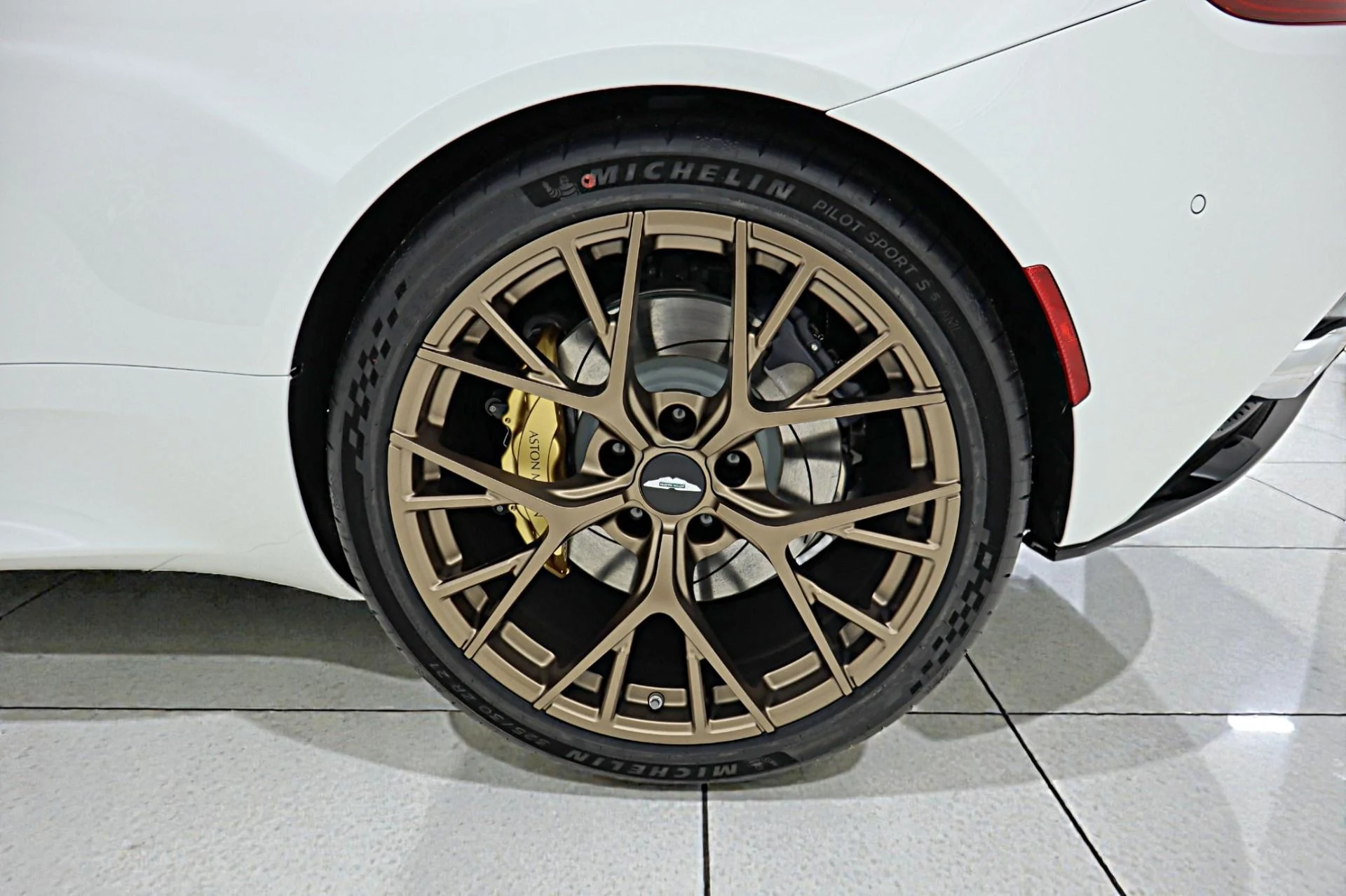 mph059_1009699876_New_2026_Aston_Martin_DB_12_Volante_b048eb0685