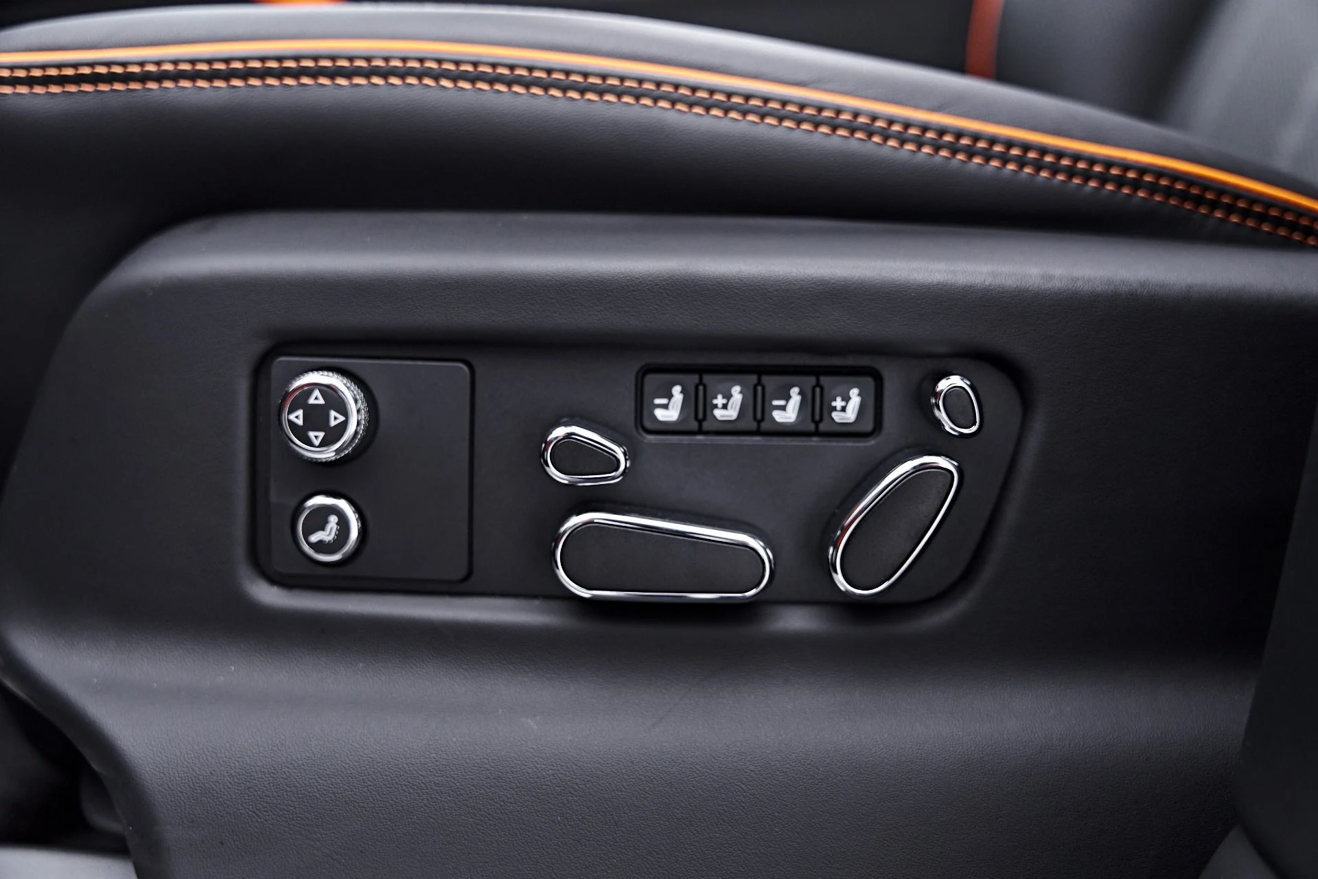 mph059_1039159233_Used_2025_Bentley_Bentayga_S_Black_Edition_1790644367_09a1eb765e