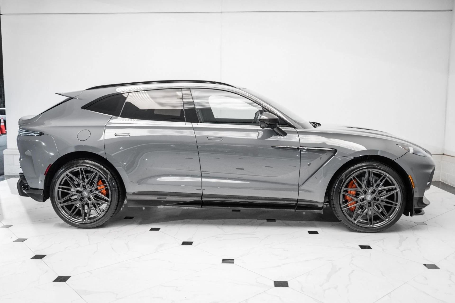 mph059_1130683723_Used_2023_Aston_Martin_DBX_707_1744811439_9dcb5ab886
