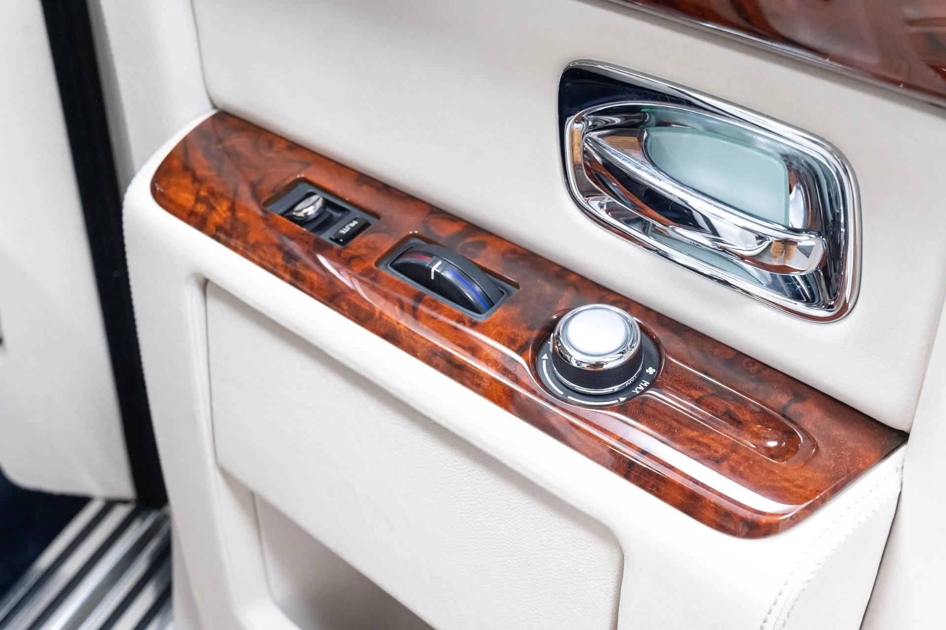 mph059_1173396182_Used_2013_Rolls_Royce_Phantom_1784226914_c6f4e5b86c