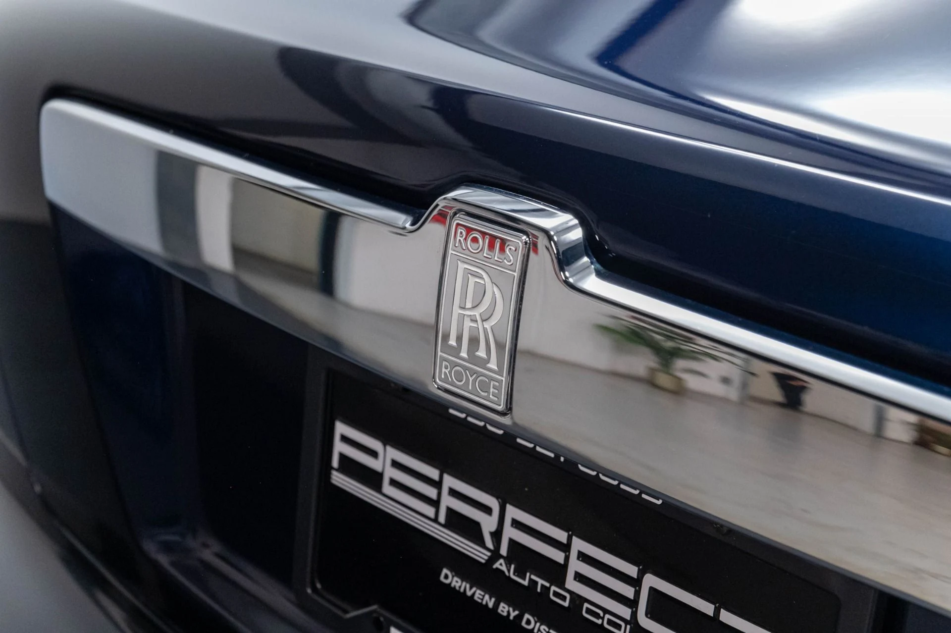 mph059_1186212279_Used_2018_Rolls_Royce_Ghost_Base_1786492649_02e0a02840