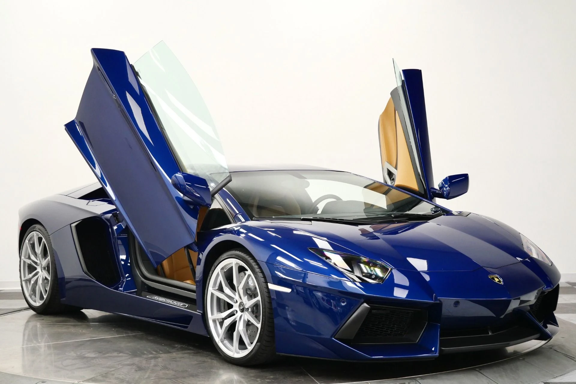 mph059_1190780926_Used_2014_Lamborghini_Aventador_LP_700_4_Beautiful_Color_Combination_Transparent_Engine_Bonnet_1774983686_9f91732aab