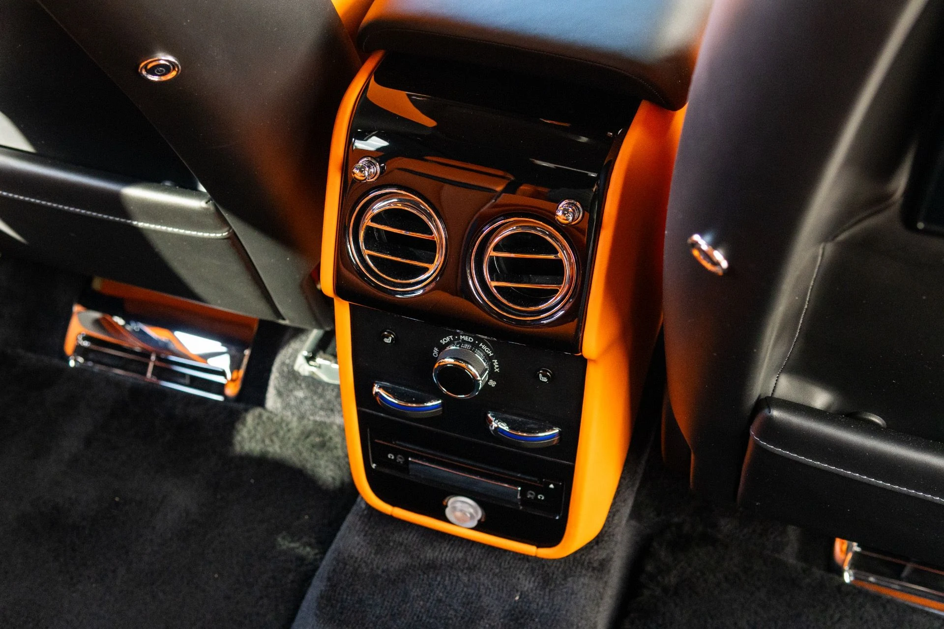 mph059_1263523198_Used_2019_Rolls_Royce_Cullinan_1769627245_fc74016a55