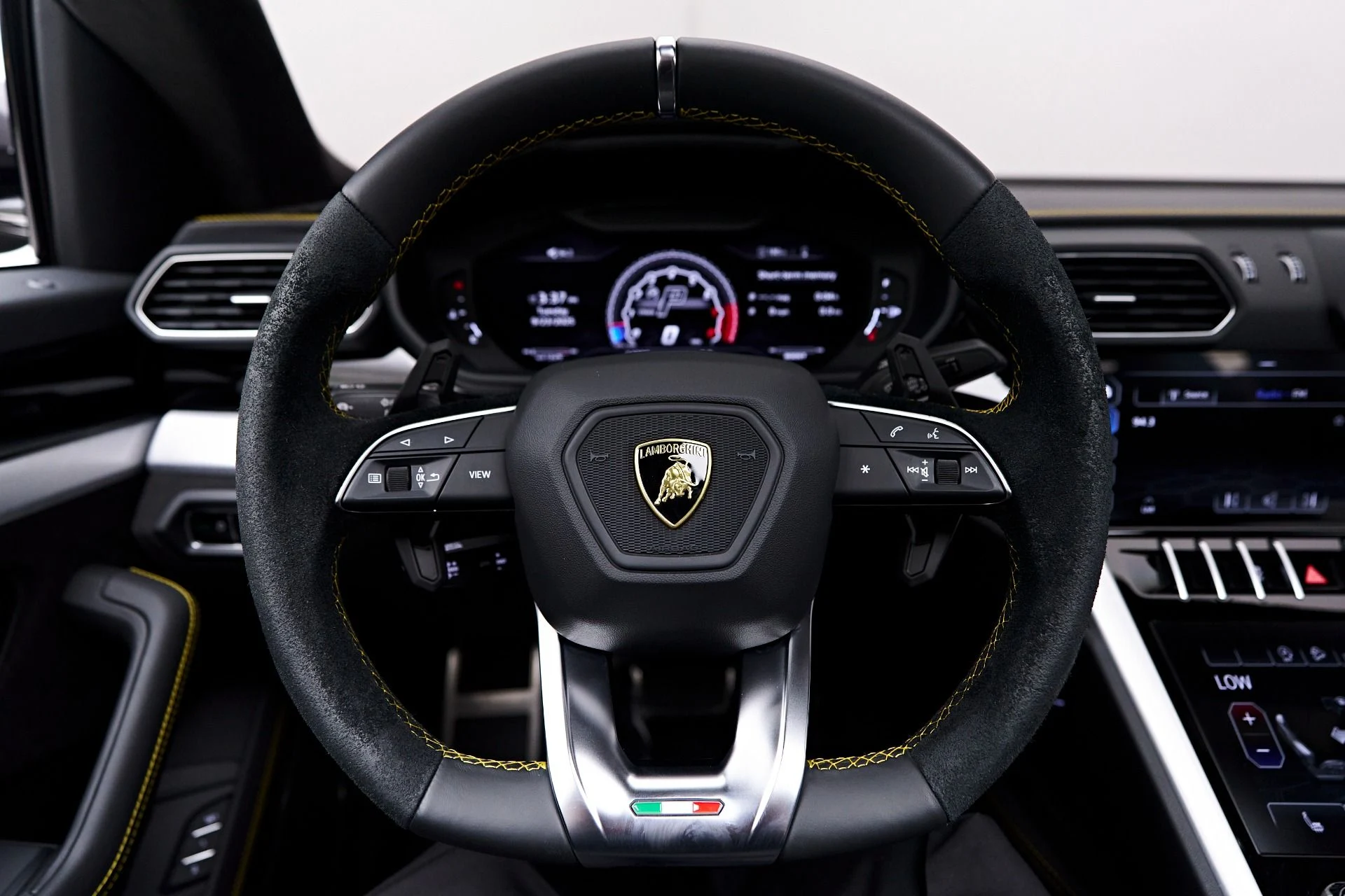 mph059_1268411199_Used_2021_Lamborghini_Urus_Base_1758751782_32e9b03944