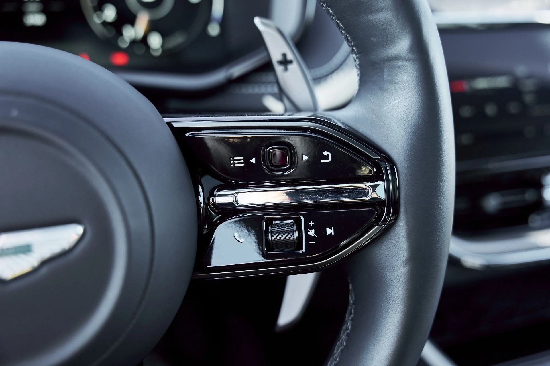 mph059_1278218476_Used_2025_Aston_Martin_DBX_707_1767063252_01a7f94ccd