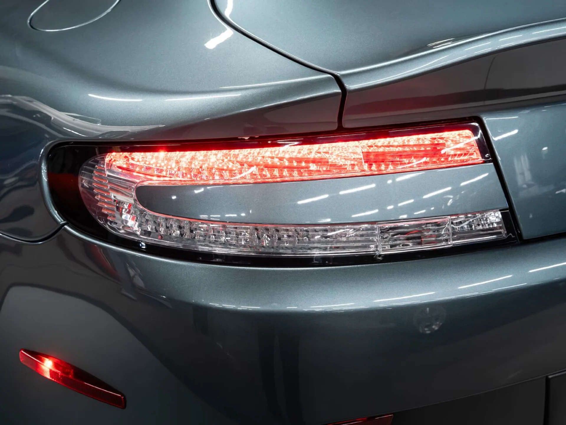 mph059_1420835892_aston_martin_v8_vantage_2015_dbe01bd67f