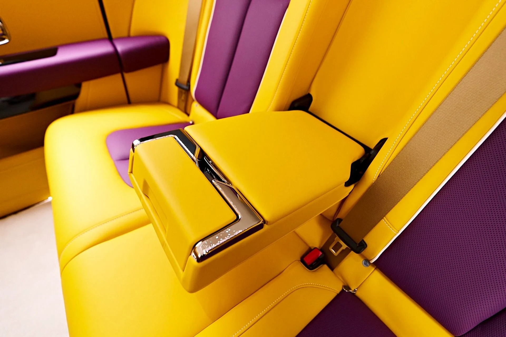 mph059_1449155309_Used_2025_Rolls_Royce_Cullinan_Base_1736646133_a787a27398