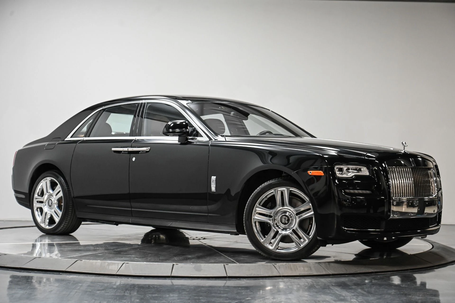 mph059_1681460943_Used_2015_Rolls_Royce_Ghost_Base_1723921602_03b3fdbe8c