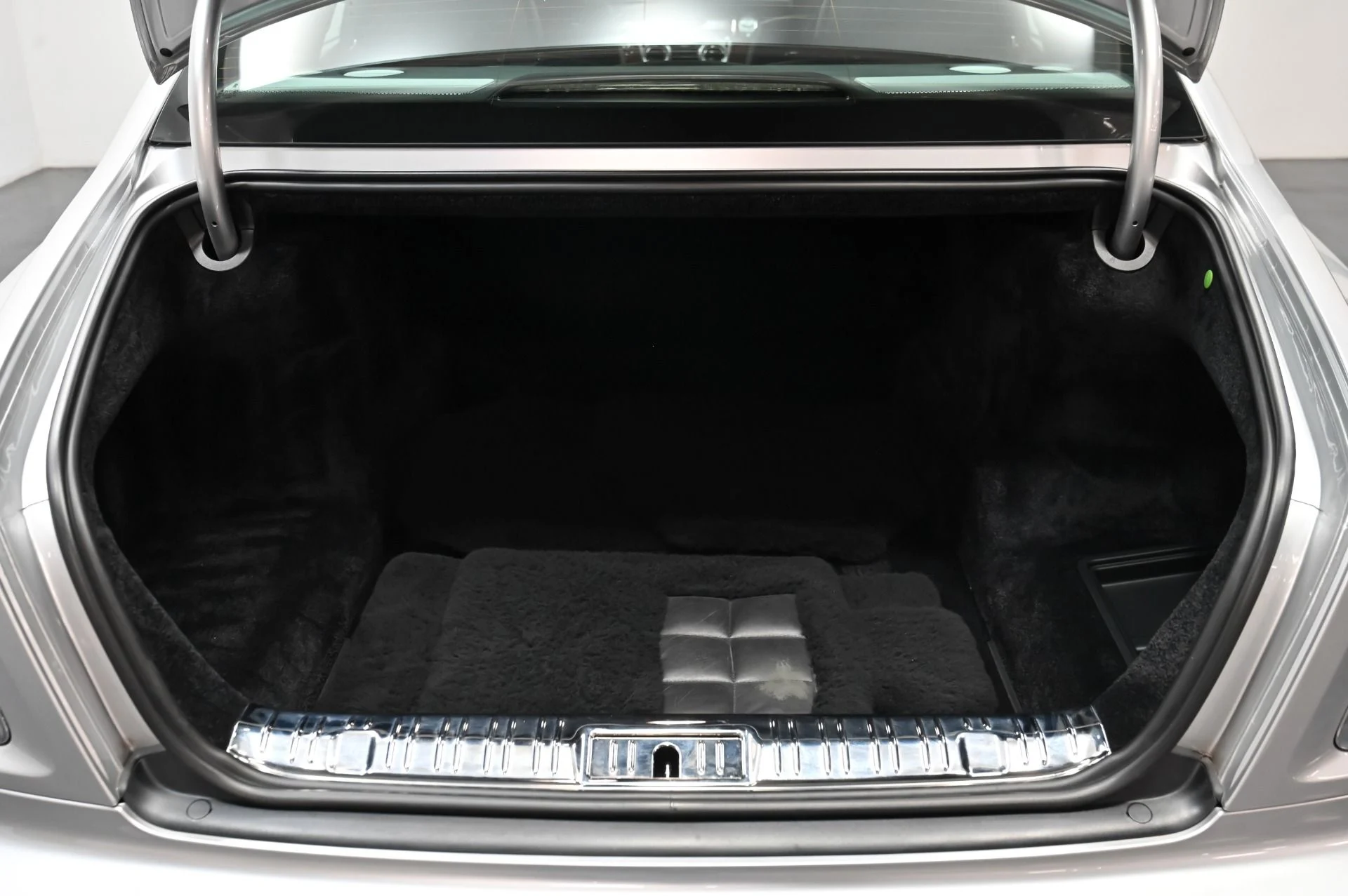 mph059_1709122492_Used_2012_Rolls_Royce_Ghost_1757528739_6a54584245