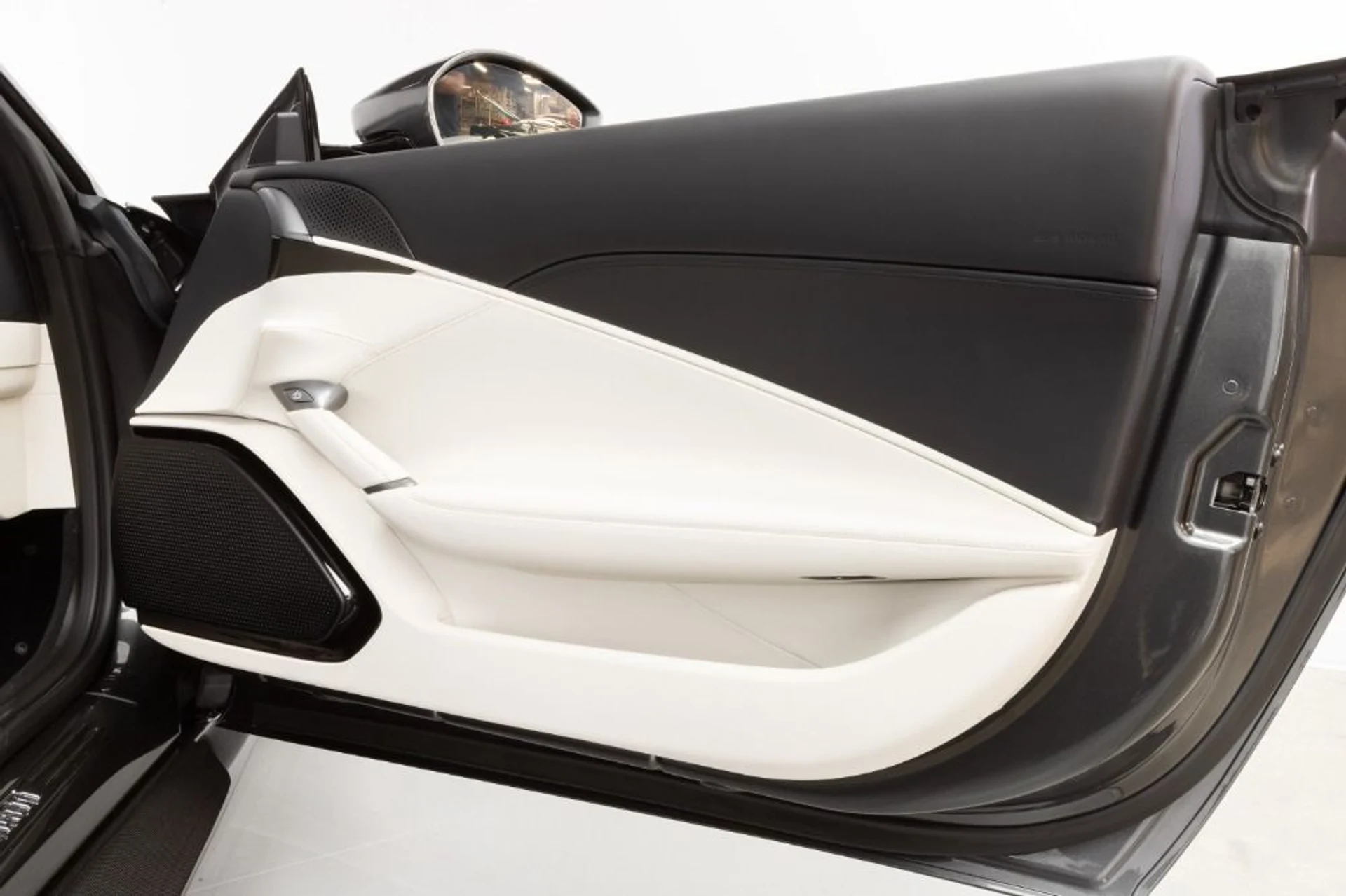 mph059_1821430438_Used_2024_Ferrari_Roma_Spider_556f4bf517