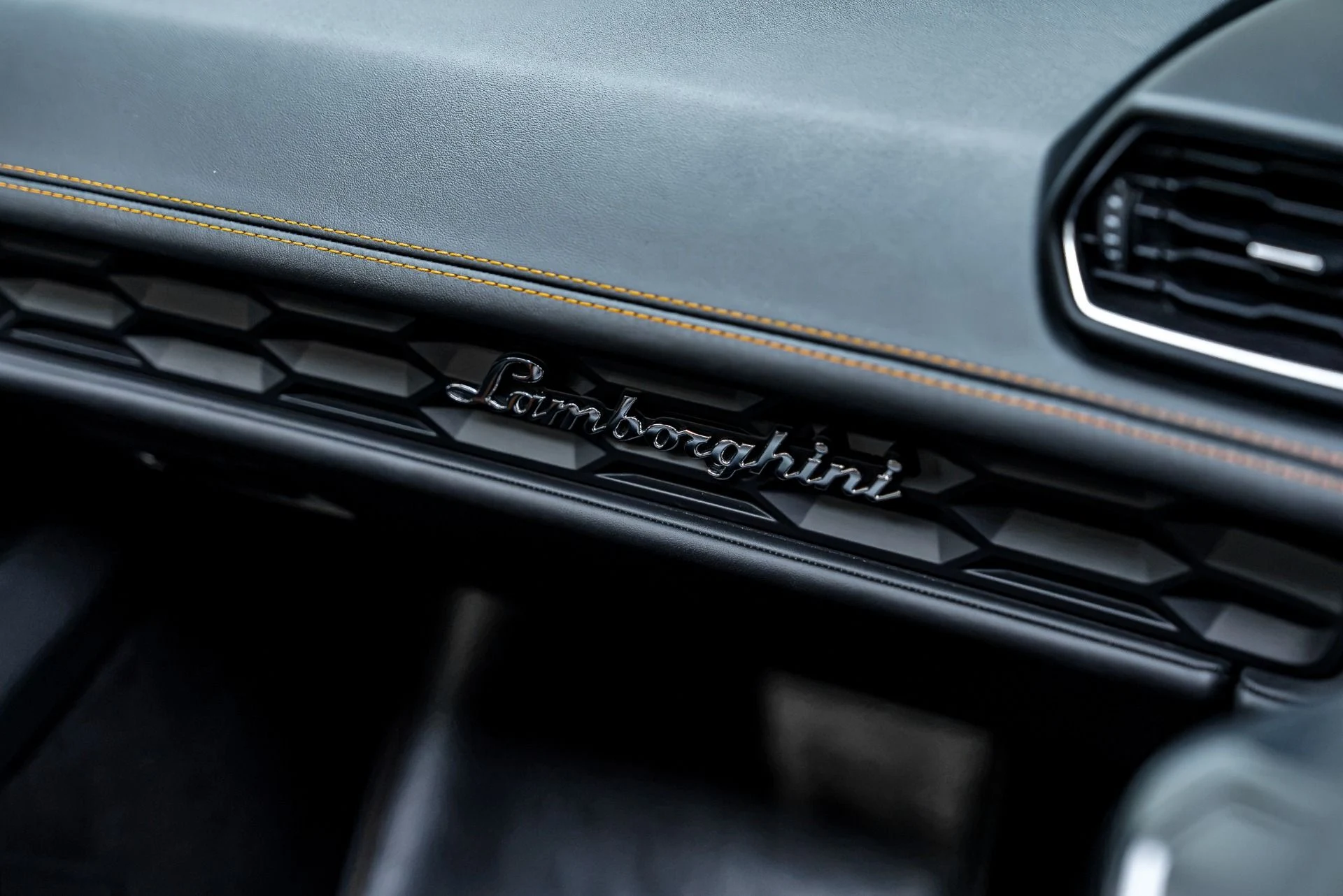 mph059_1871517774_Used_2017_Lamborghini_Huracan_LP_580_2_Spyder_1787204883_f24af5aa57