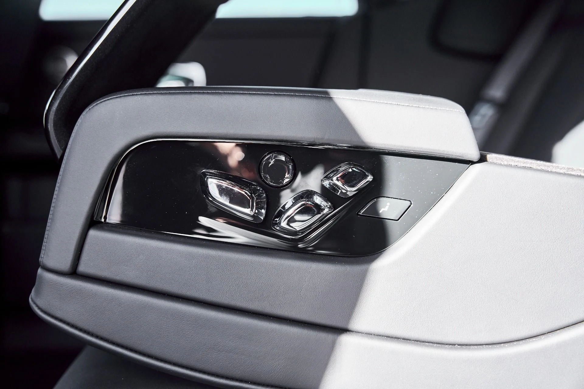 mph059_2077766669_Used_2024_Rolls_Royce_Phantom_Base_1770700132_32de4f7852