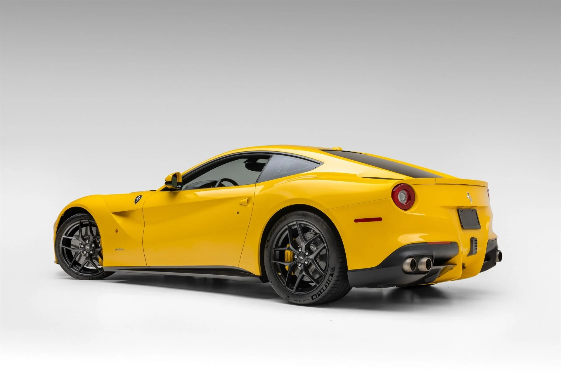 mph059_2116576412_Used_2014_Ferrari_F12berlinetta_1766171664_e5401d53dd