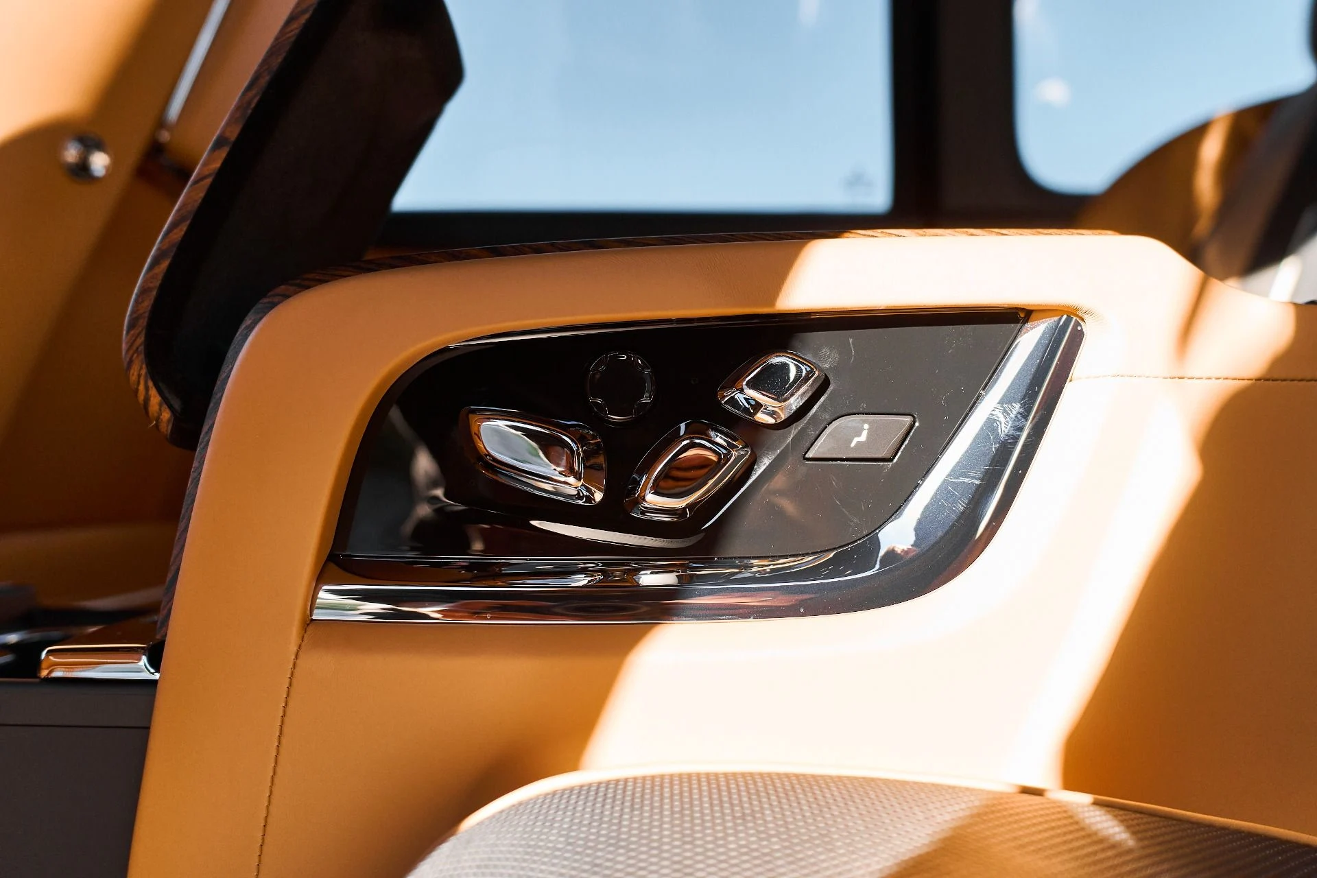 mph059_2236058103_Used_2025_Rolls_Royce_Cullinan_Base_1766020459_4b9010d4bb