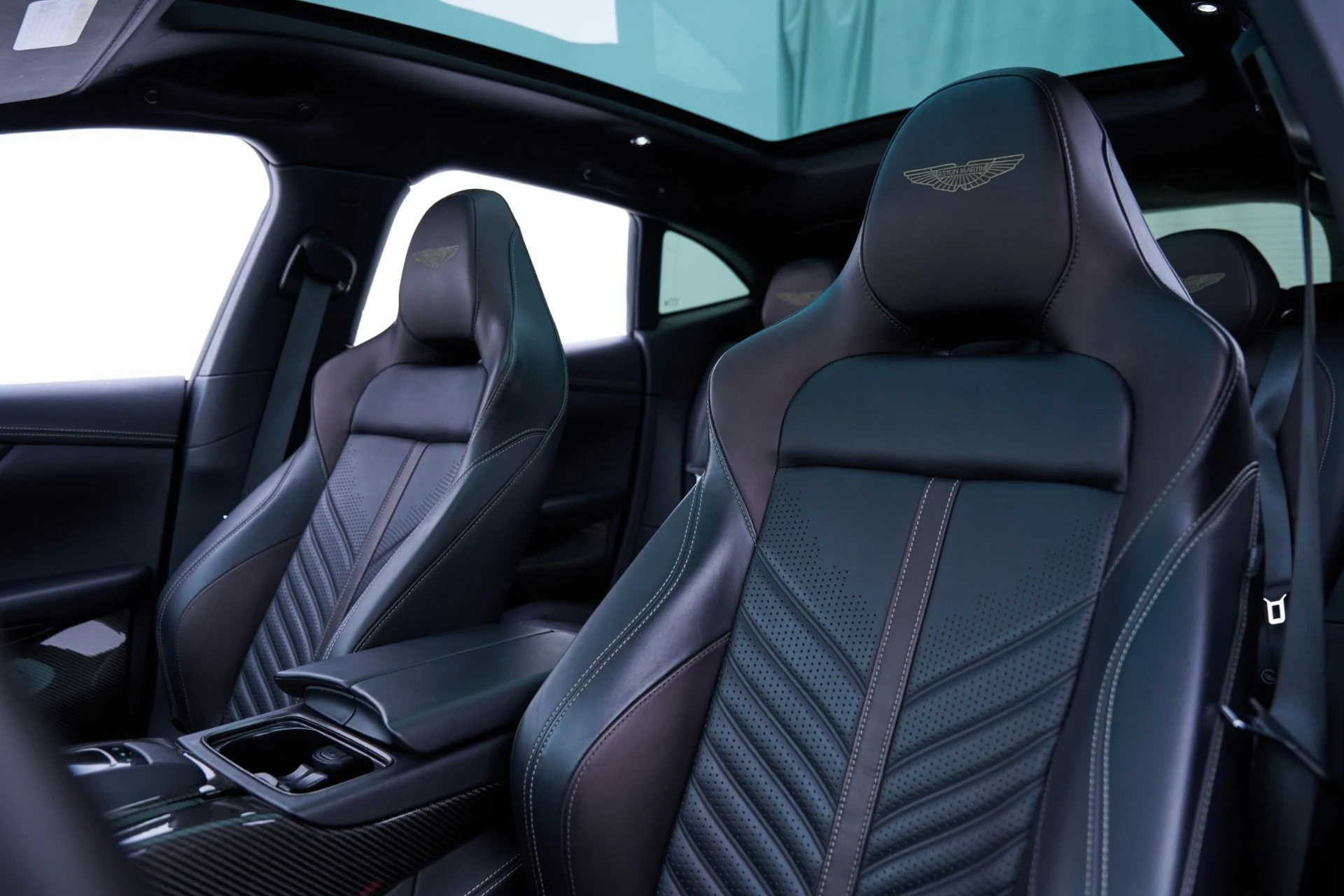 mph059_2440378032_Used_2024_Aston_Martin_DBX_707_1793218303_7d71d84154