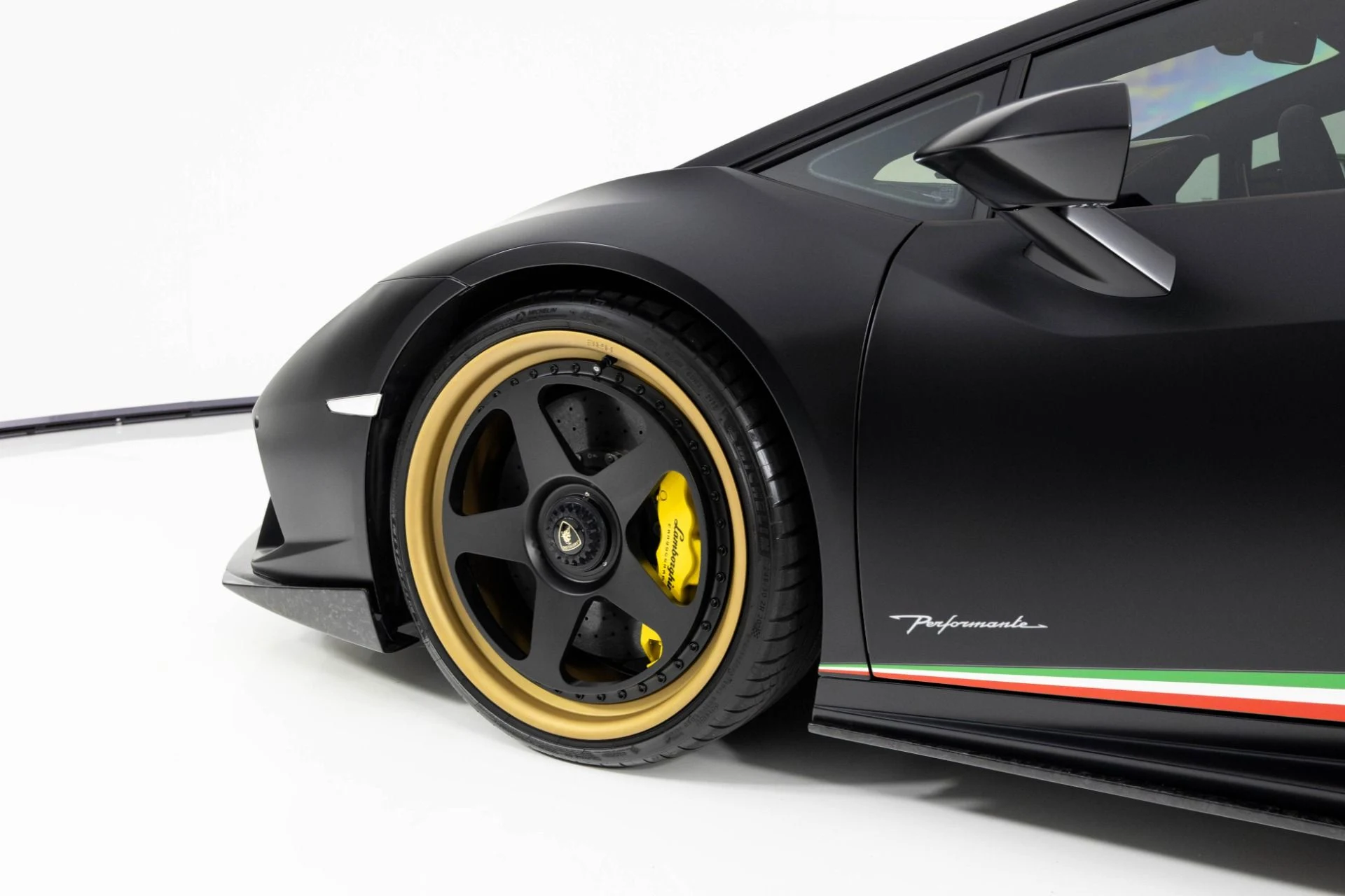 mph059_2519066401_Used_2018_Lamborghini_Huracan_Performante_1762565932_77d729789a