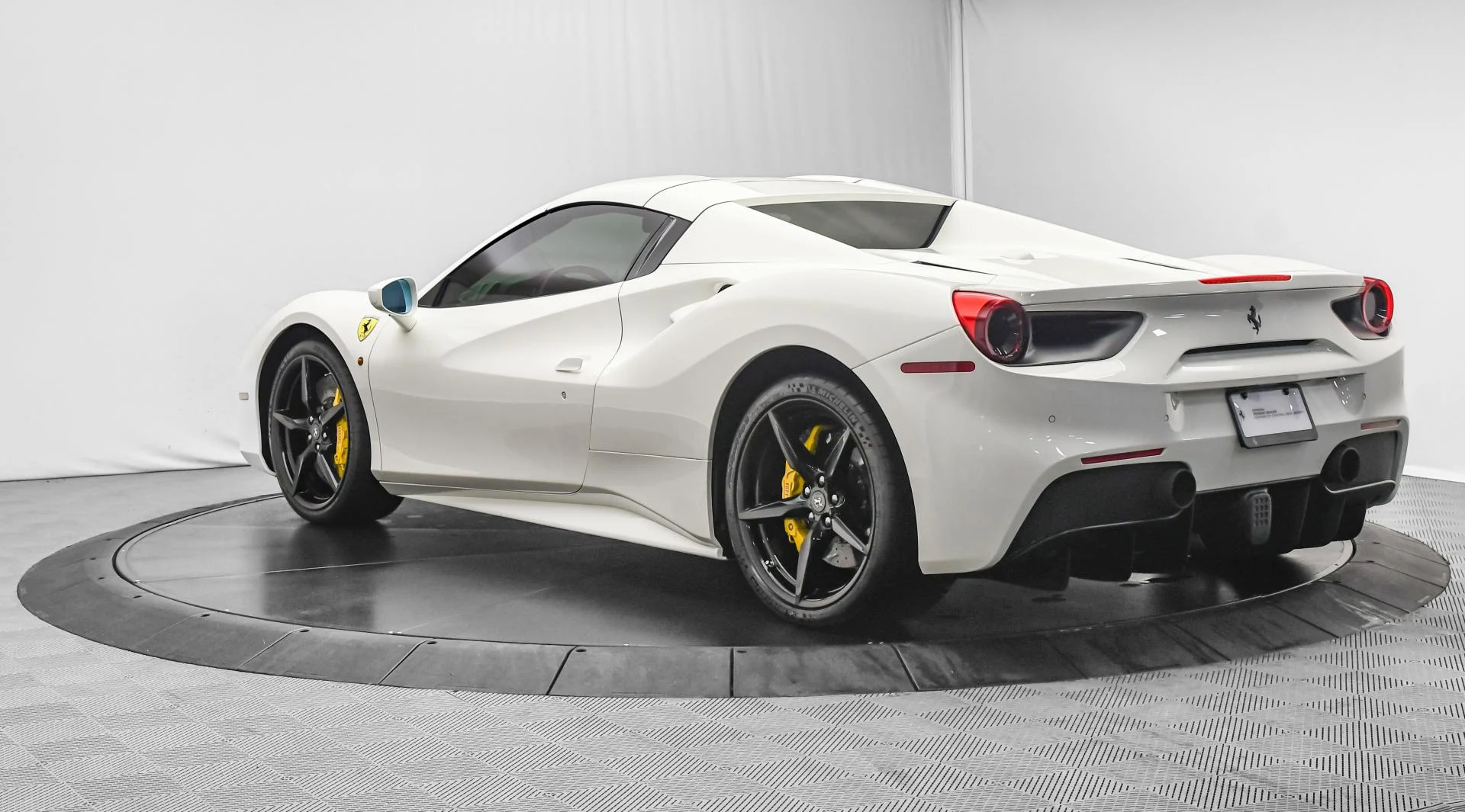 mph059_2523863135_Used_2016_Ferrari_488_Spider_1750234992_cf73397ebd