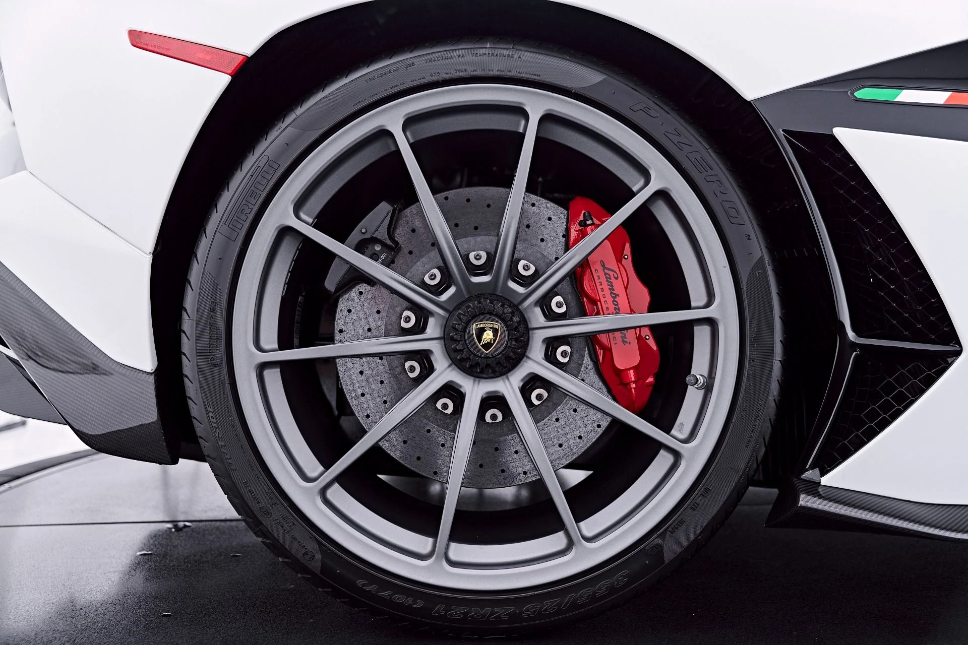 mph059_2725665039_Used_2021_Lamborghini_Aventador_SVJ_Base_1784080243_0d1578f6e5