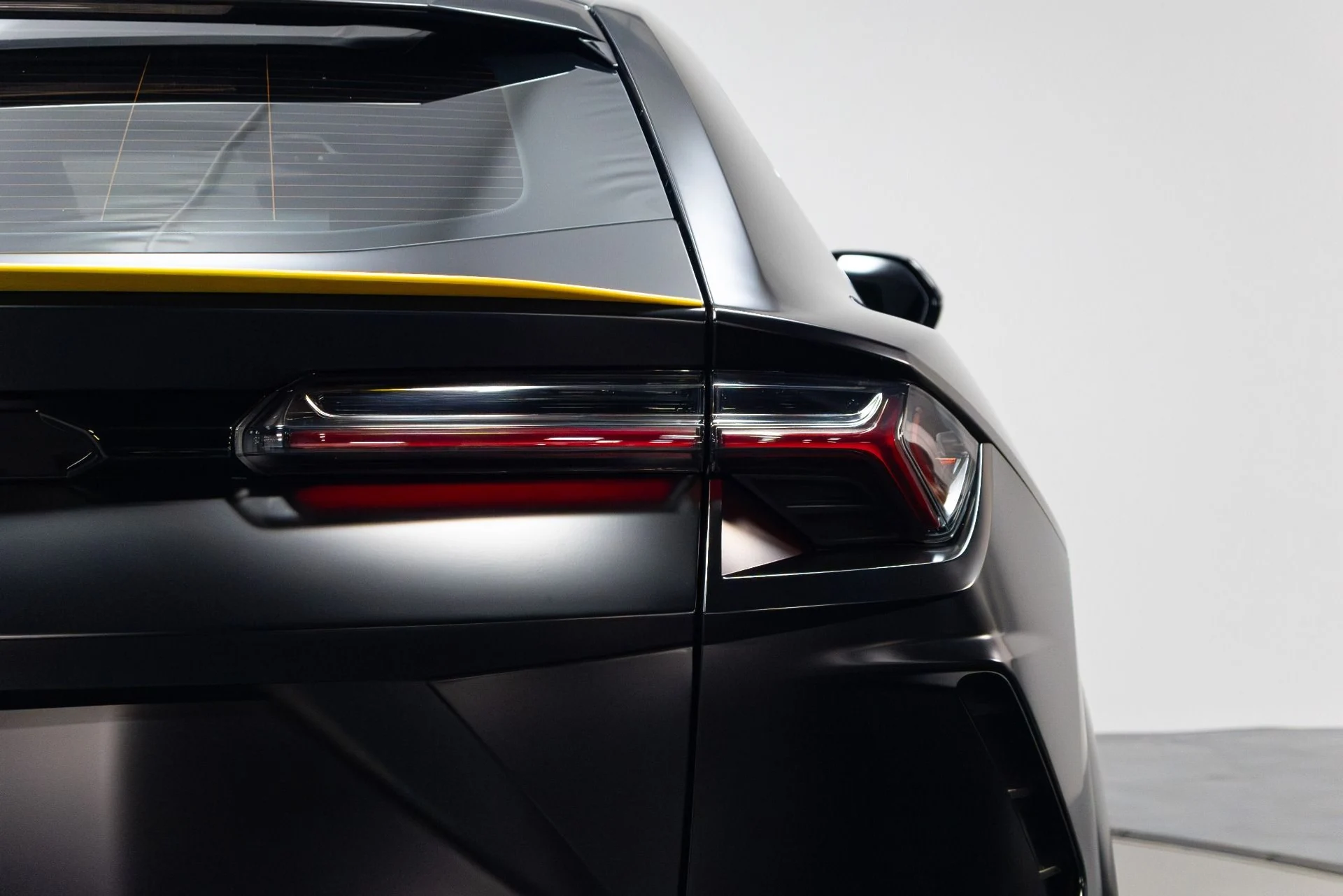 mph059_2851917642_Used_2022_Lamborghini_Urus_Graphite_Capsule_1775757245_0b69e3709f