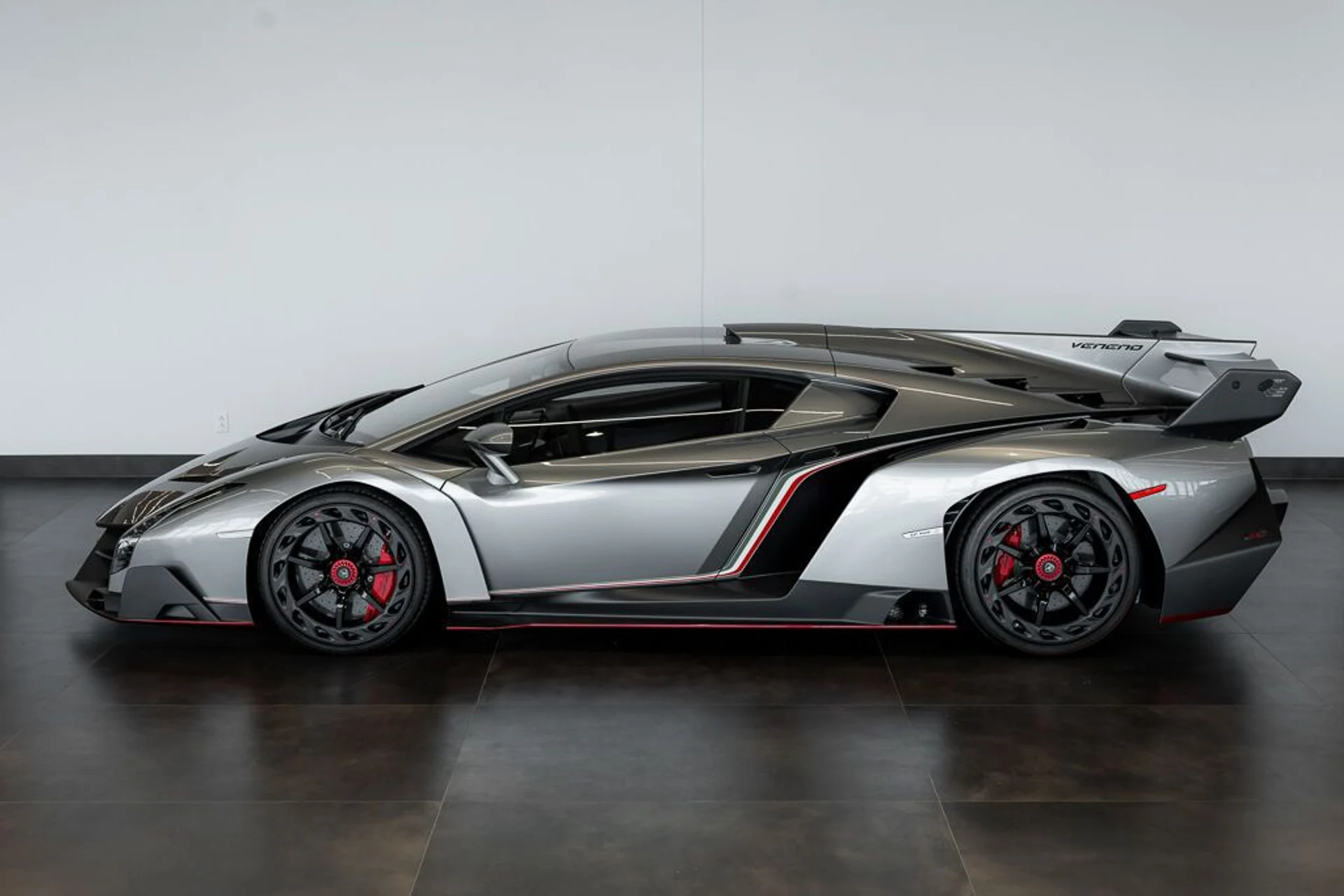 mph059_3070512076_lamborghini_veneno_2014_jpg_v_1779988126_d3cc1c7f57