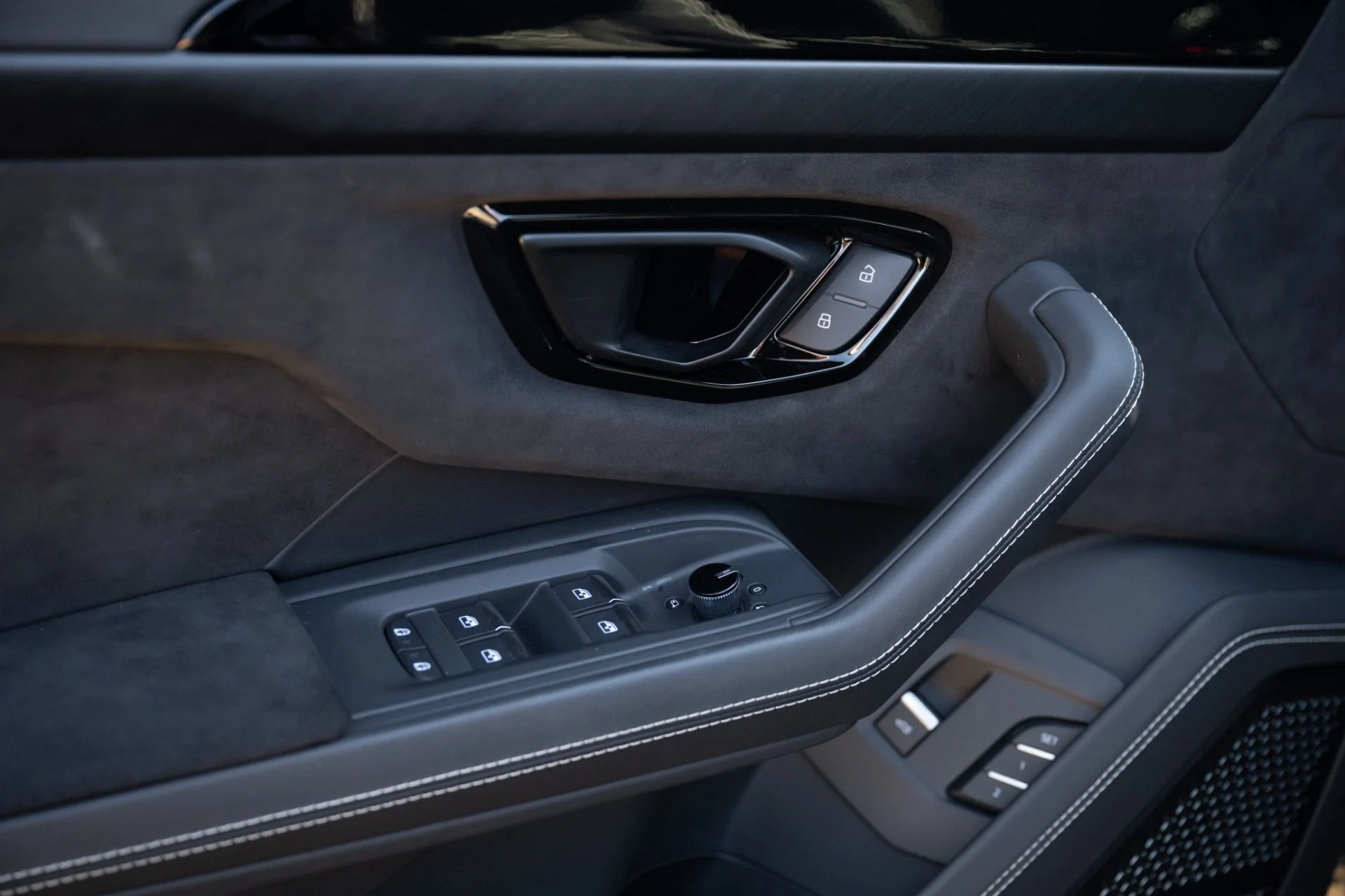 mph059_3290183313_Used_2024_Lamborghini_URUS_S_1771273354_cf30529282