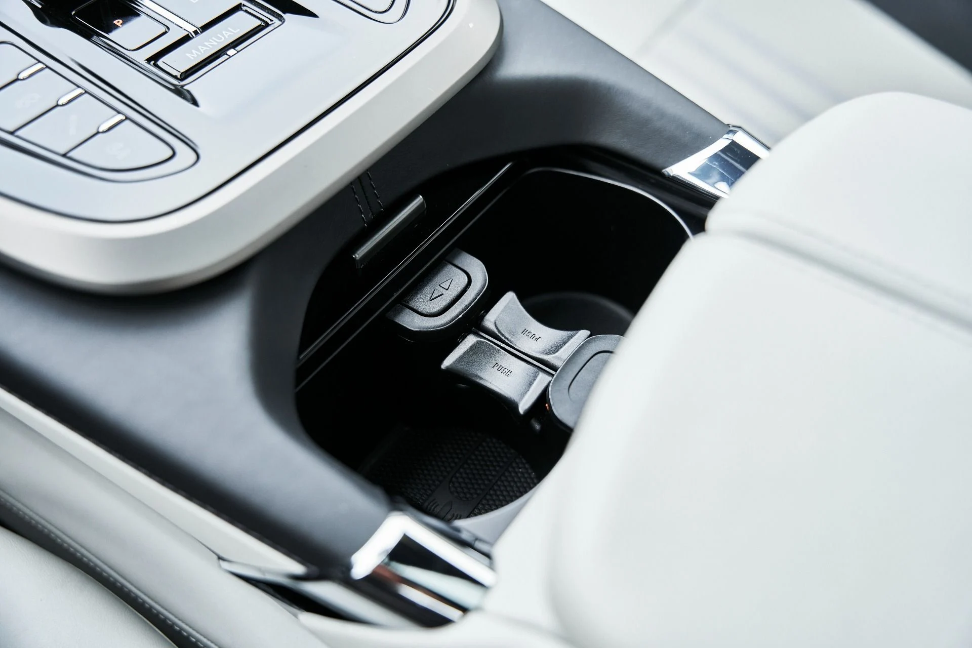 mph059_3314111867_Used_2025_Aston_Martin_DBX_707_1775008035_13bc46cdc2