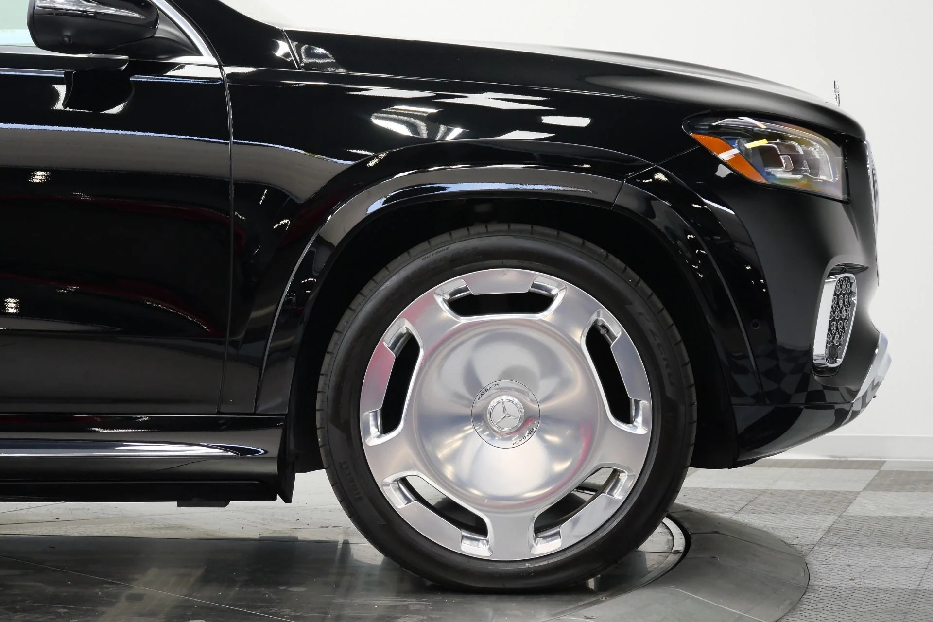 mph059_3391438031_Used_2025_Mercedes_Benz_Maybach_GLS_600_4_MATIC_Monoblock_Wheels_4_Seat_Configuration_Rear_Entertainment_1776793710_fba2651783