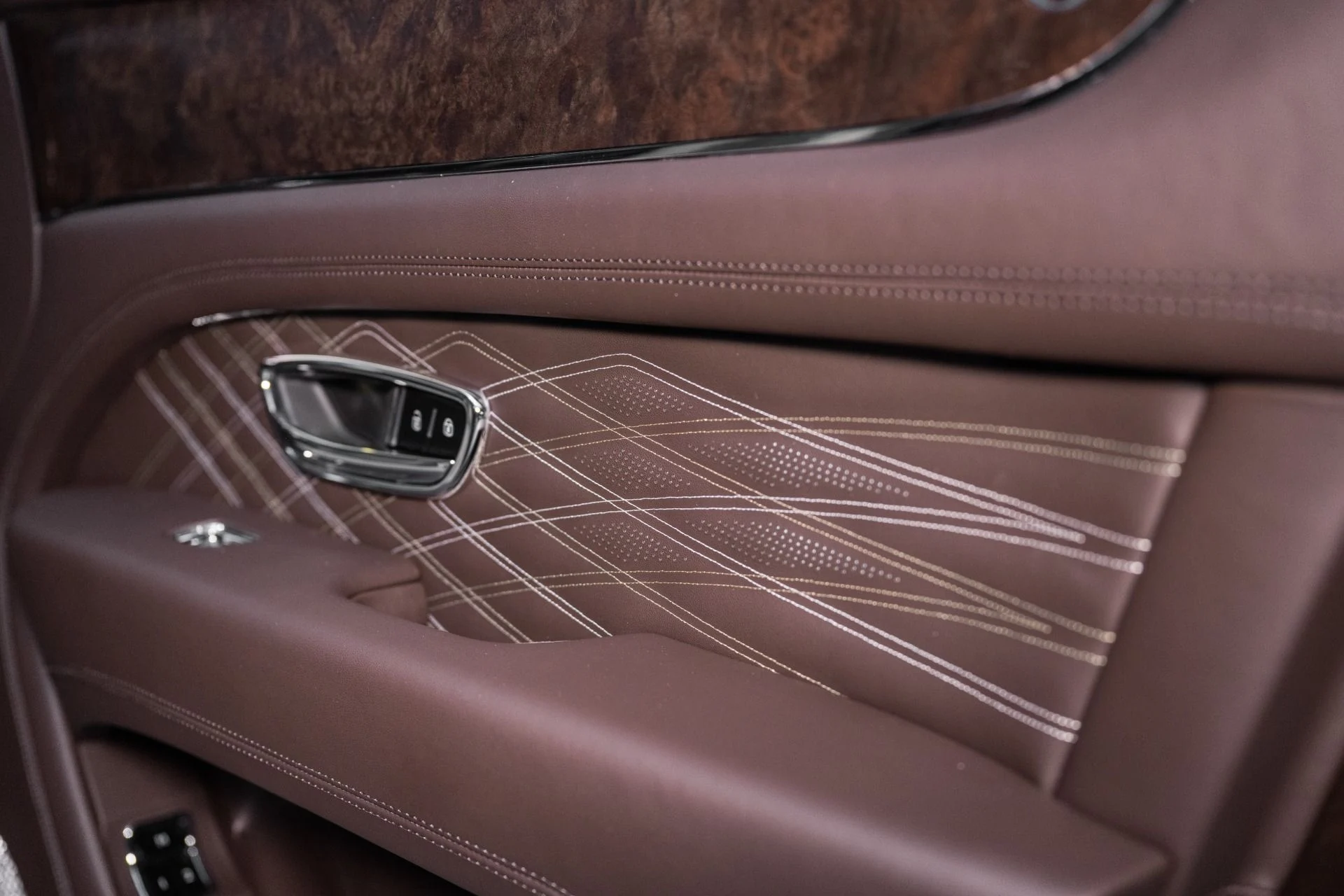 mph059_3436729535_Used_2025_Bentley_Bentayga_EWB_Mulliner_V8_1762964457_8235e51ec7