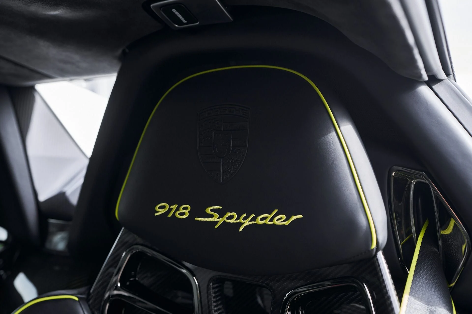 mph059_3478678520_Used_2015_Porsche_918_Spyder_w_Weissach_Package_1764874366_31044f2ad8