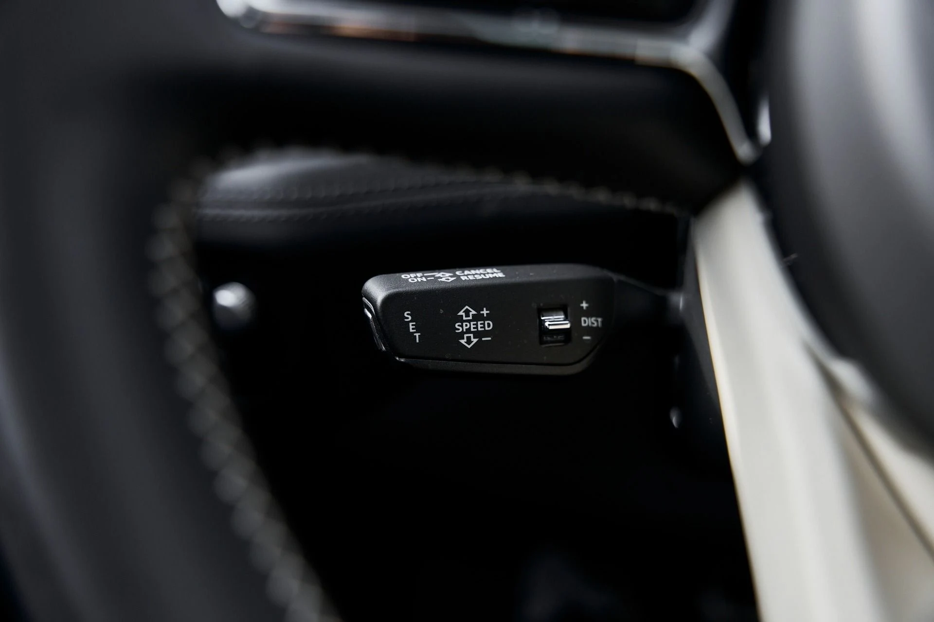 mph059_3528083558_Used_2023_Bentley_Bentayga_EWB_Azure_1769048697_3e1df66cf6