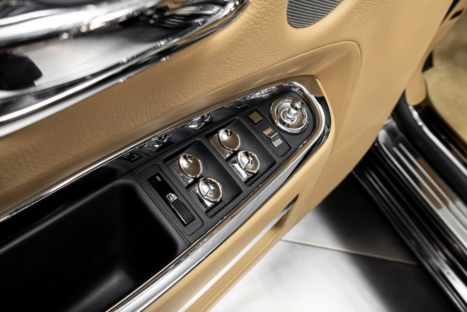 mph059_3594374534_Used_2011_Rolls_Royce_Ghost_1771348774_27f65d7847