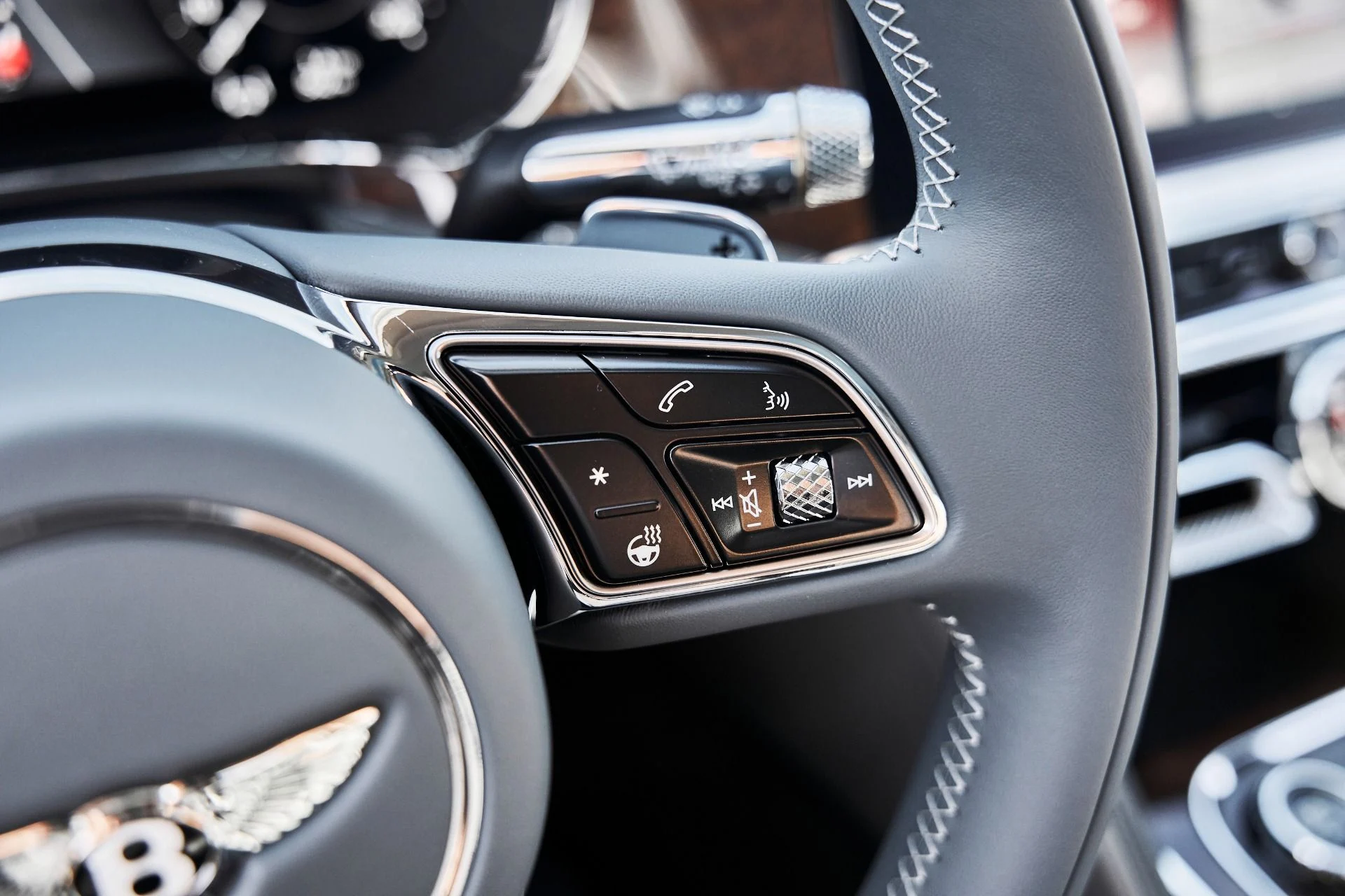 mph059_3604410166_Used_2026_Bentley_Flying_Spur_V8_1775613345_273465f938