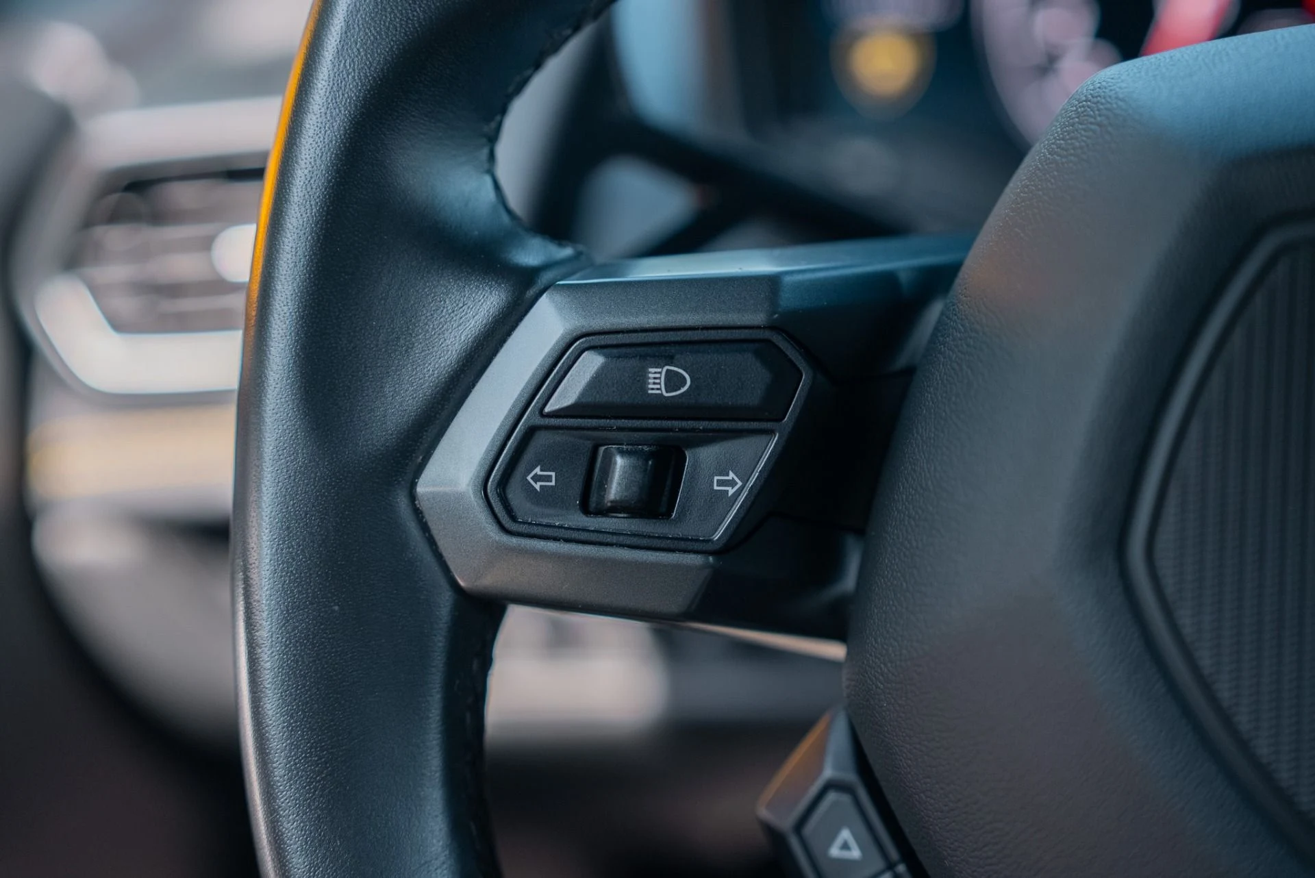 mph059_3859692421_Used_2018_Lamborghini_Huracan_LP_580_2_1762289039_01c6f00bc6