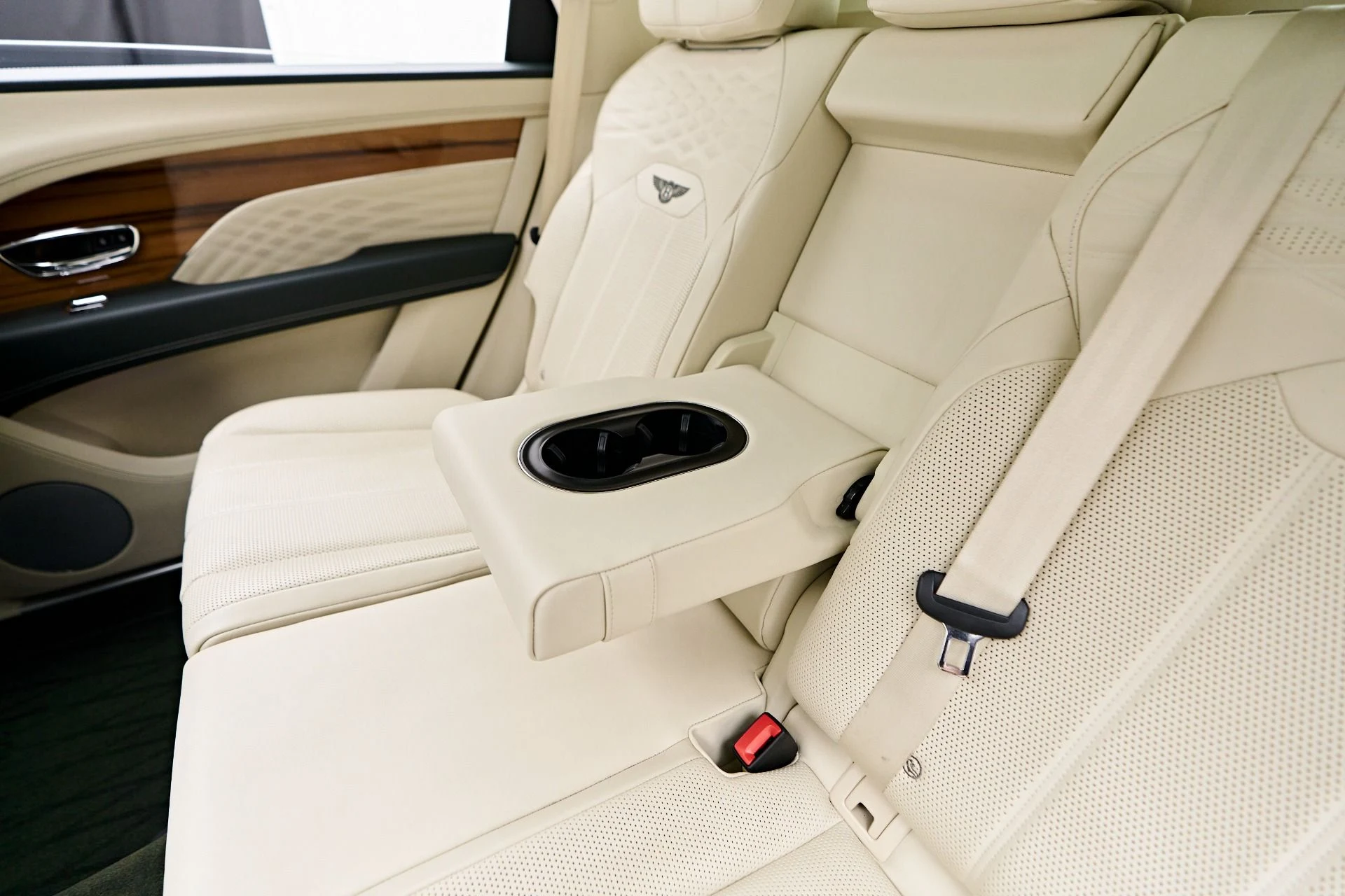 mph059_4210326767_Used_2023_Bentley_Bentayga_EWB_1754782482_ff6231dbec