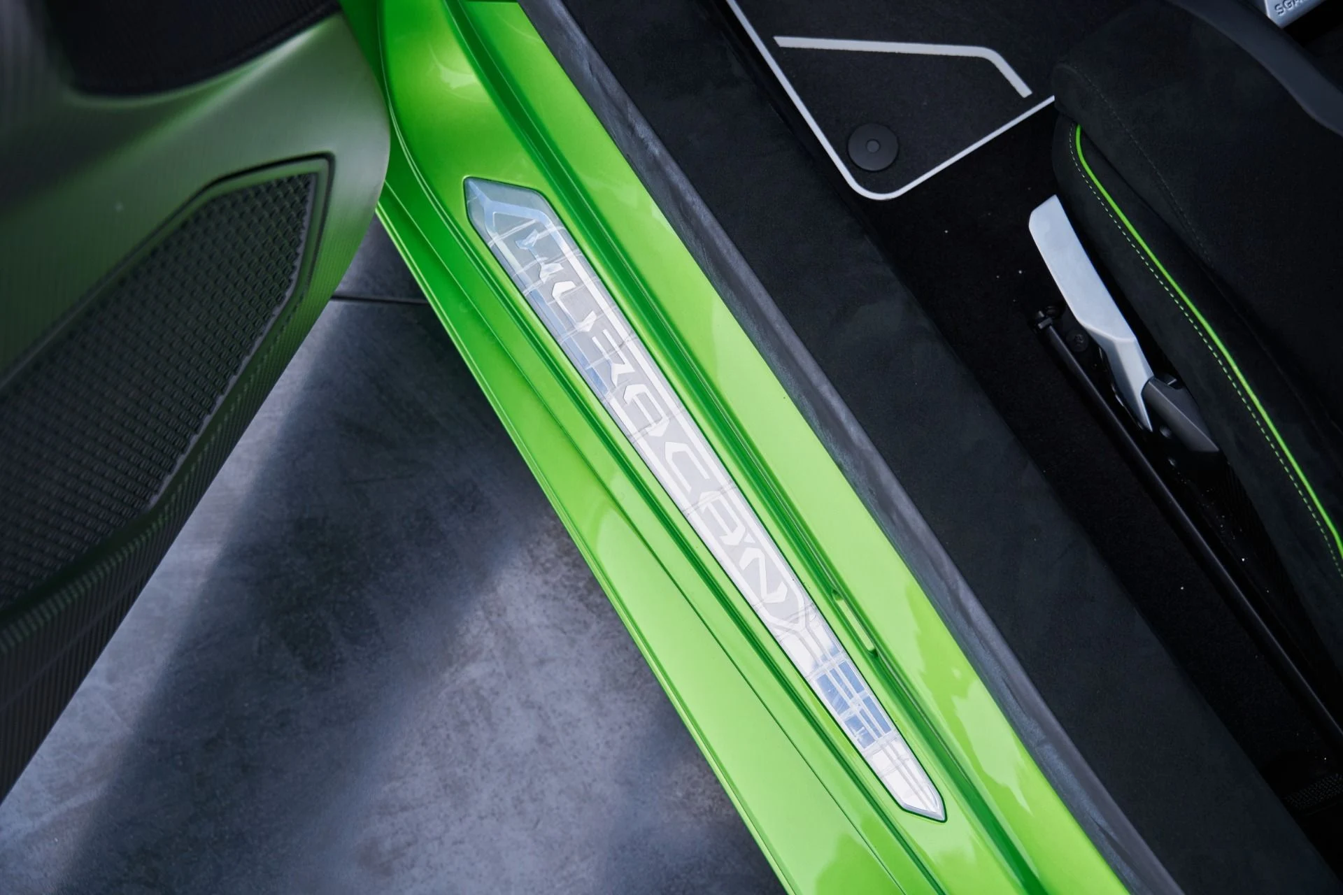 mph059_436686368_Used_2024_Lamborghini_Huracan_STO_Base_1793231477_8537cf8921