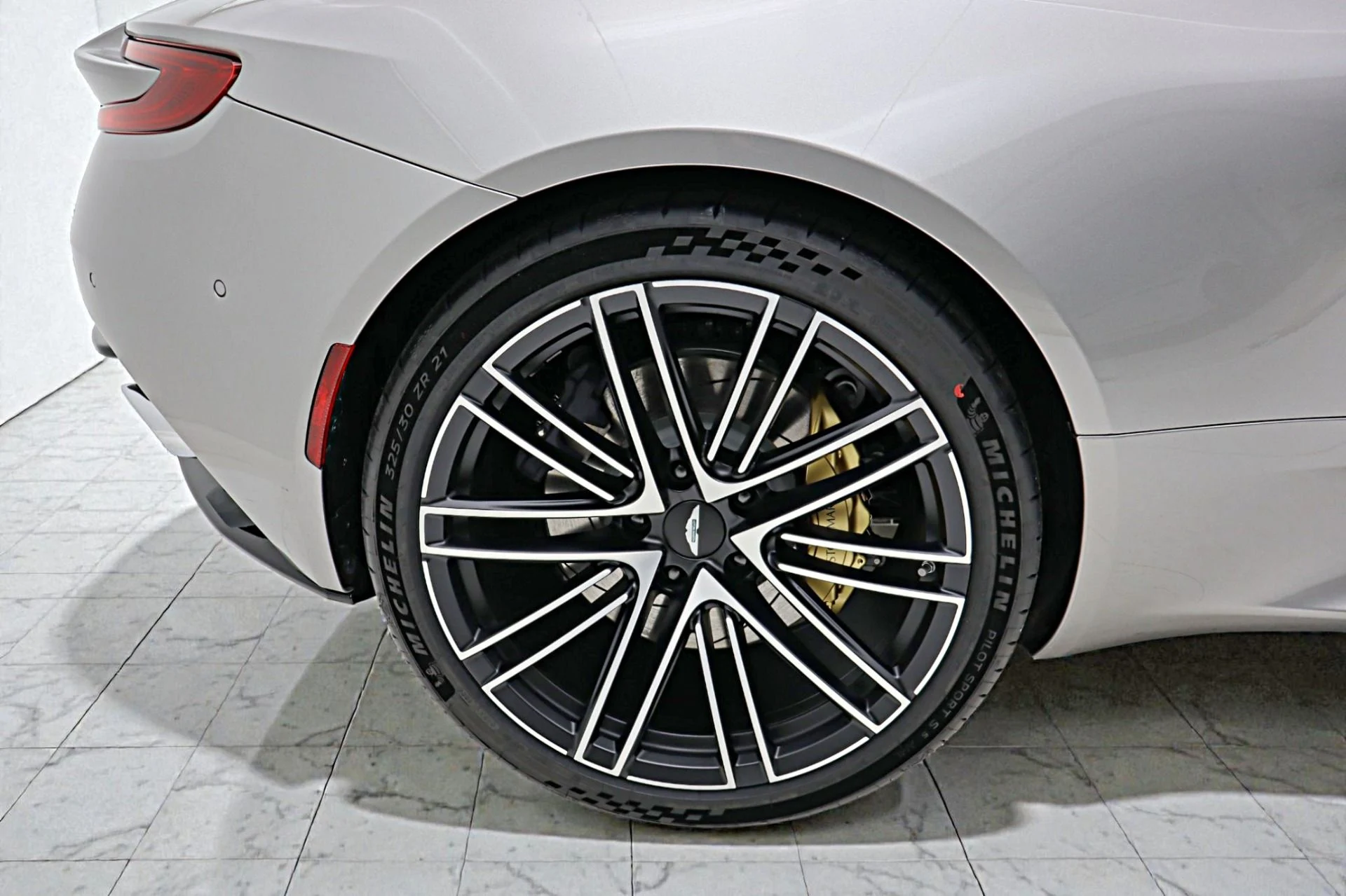 mph059_506107417_New_2026_Aston_Martin_DB_12_Volante_f00116f5b2