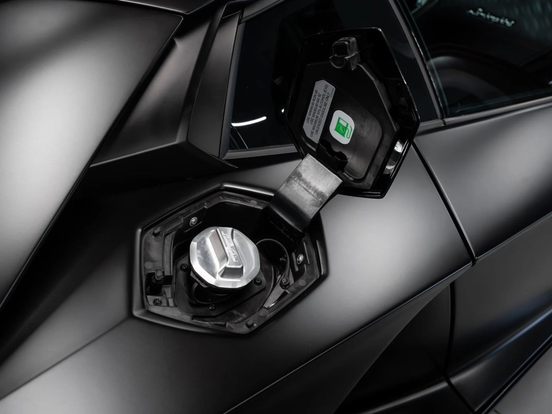 mph059_555749577_lamborghini_aventador_2017_ce4de4a97f