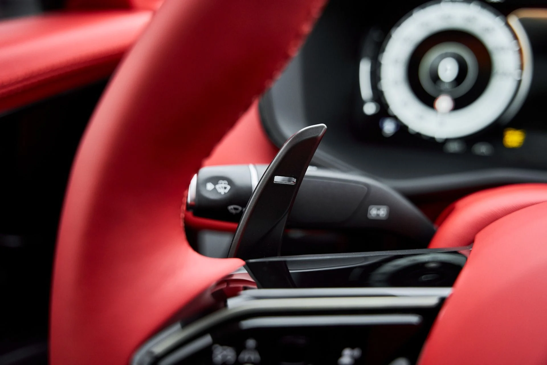 mph059_58496069_Used_2025_Aston_Martin_DBX_707_1766785403_25c021e580