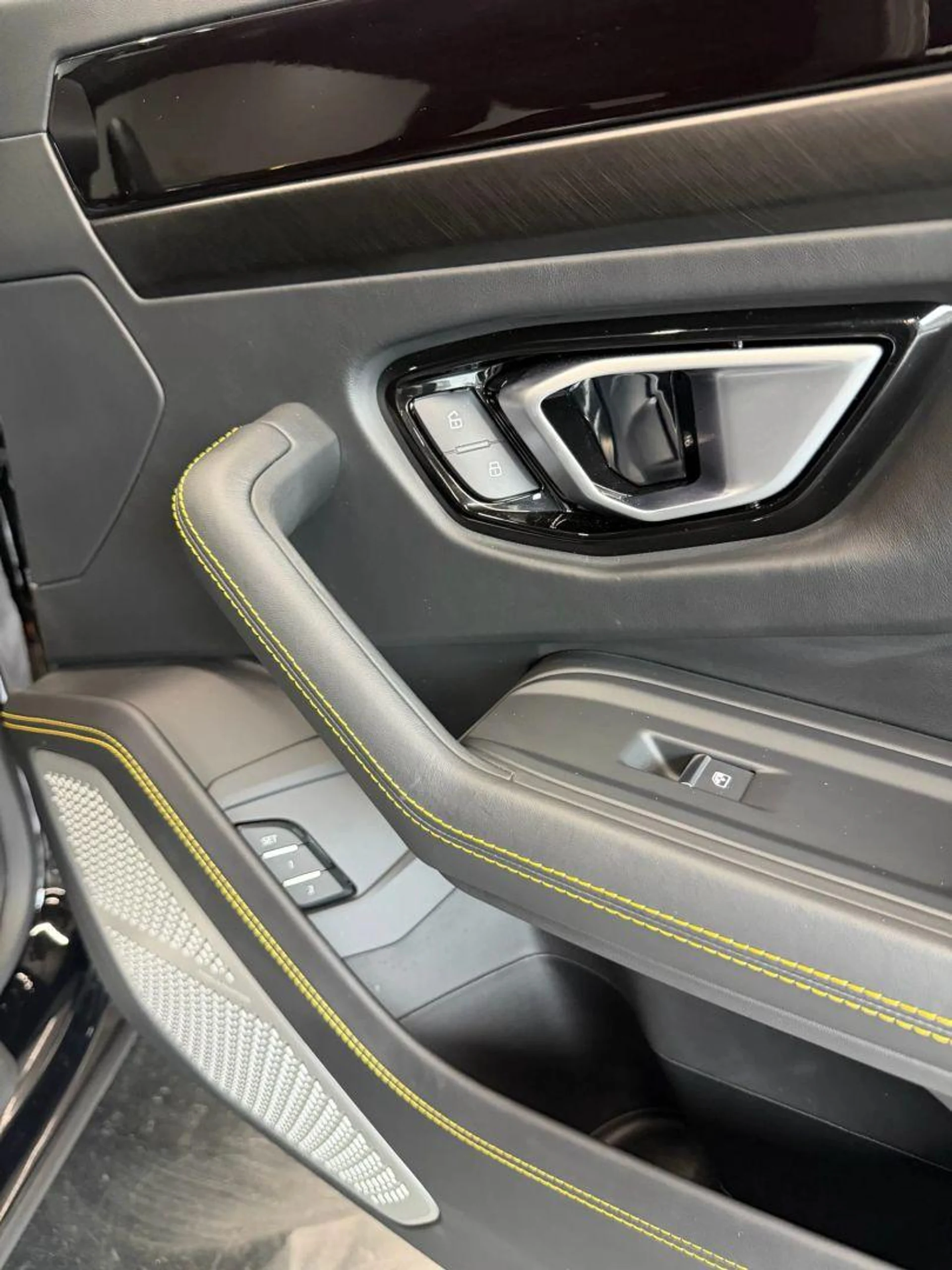 mph059_798638341_Used_2022_Lamborghini_Urus_Sport_Utility_4_D_1784762946_402716e828