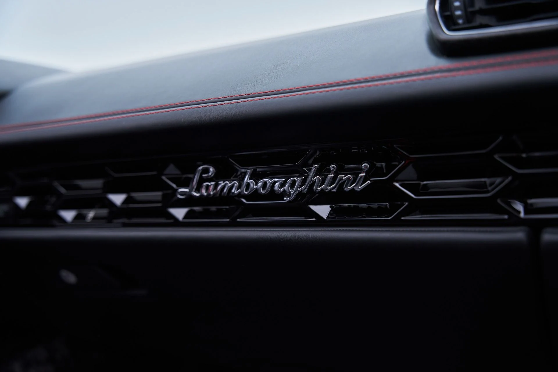 mph059_837380831_Used_2022_Lamborghini_Huracan_EVO_Base_1792542181_777ec40f97