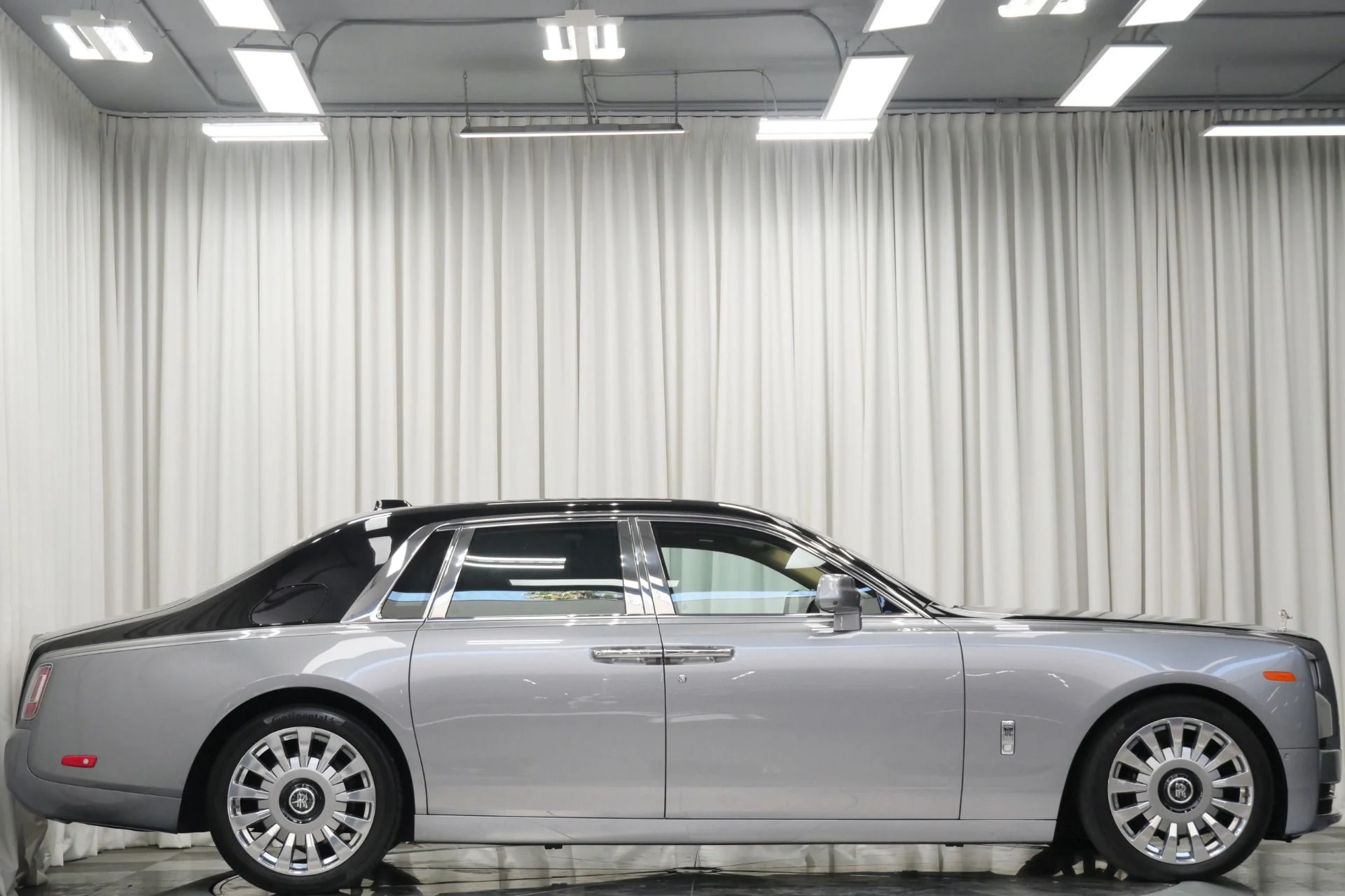mph060_1154275291_Used_2020_Rolls_Royce_Phantom_1760120905_455f4a74d6