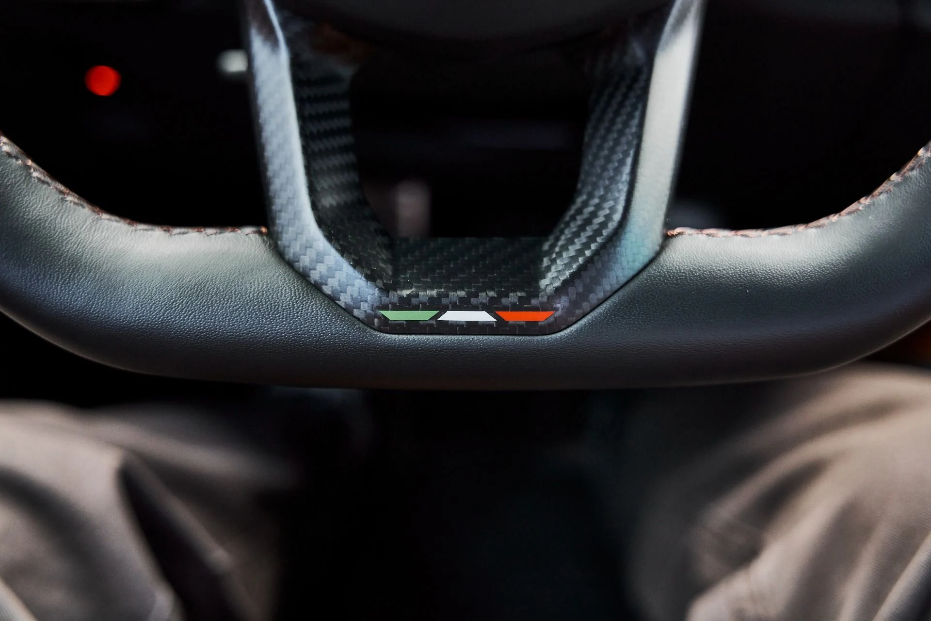 mph060_1192524596_Used_2025_Lamborghini_Revuelto_Base_1777078181_4f2a3ecc4d