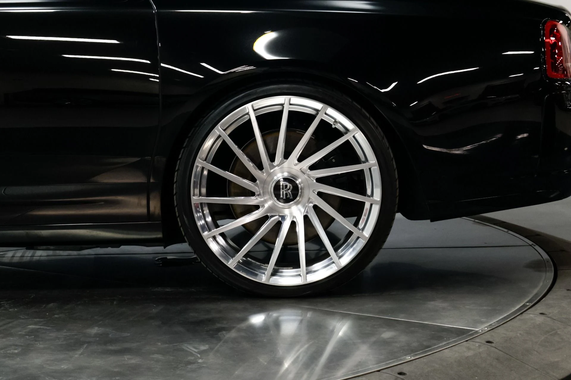 mph060_1499330789_Used_2015_Rolls_Royce_Ghost_Base_1760537897_b8ca6467ef