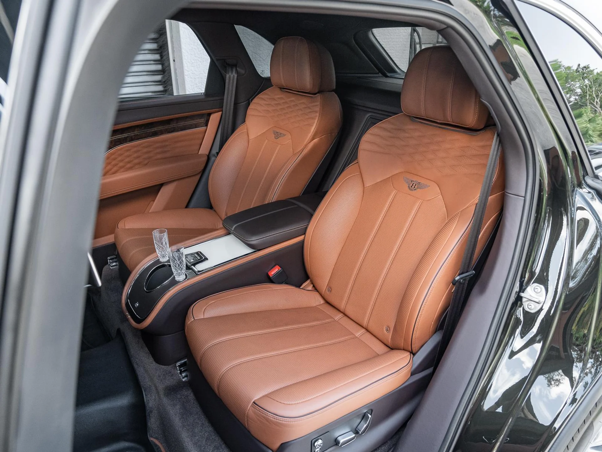 mph060_1695116657_Used_2023_Bentley_Bentayga_EWB_V8_1778364332_8e7be4e3ad